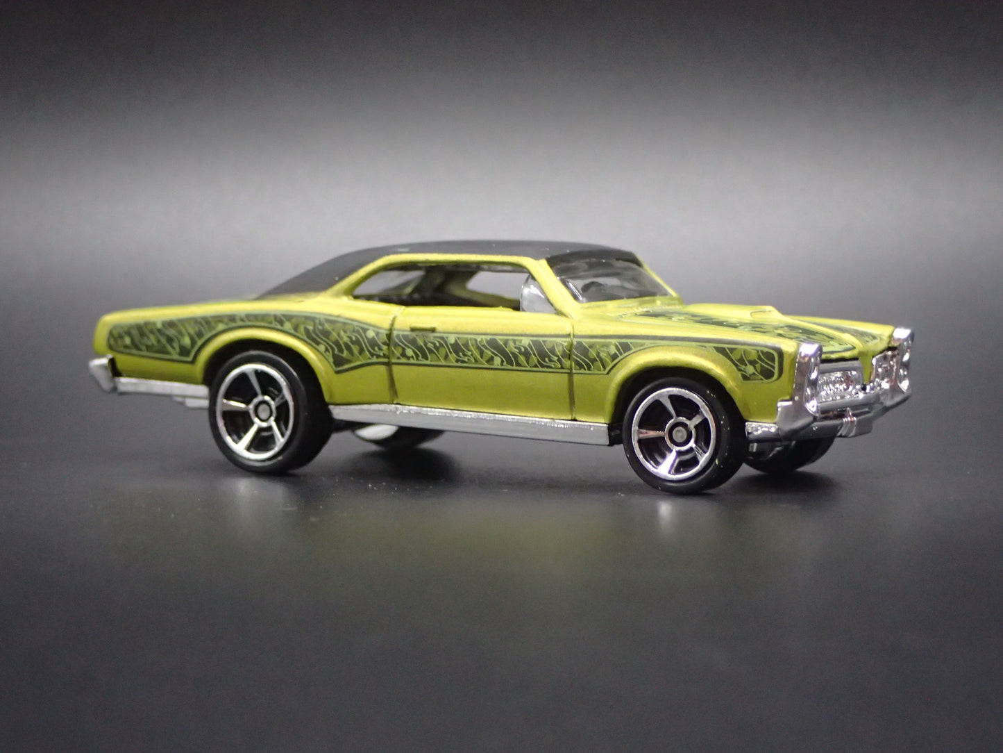 1967 PONTIAC GTO GREEN 1:64 SCALE LIMITED COLLECTIBLE DIORAMA DIECAST MODEL CAR