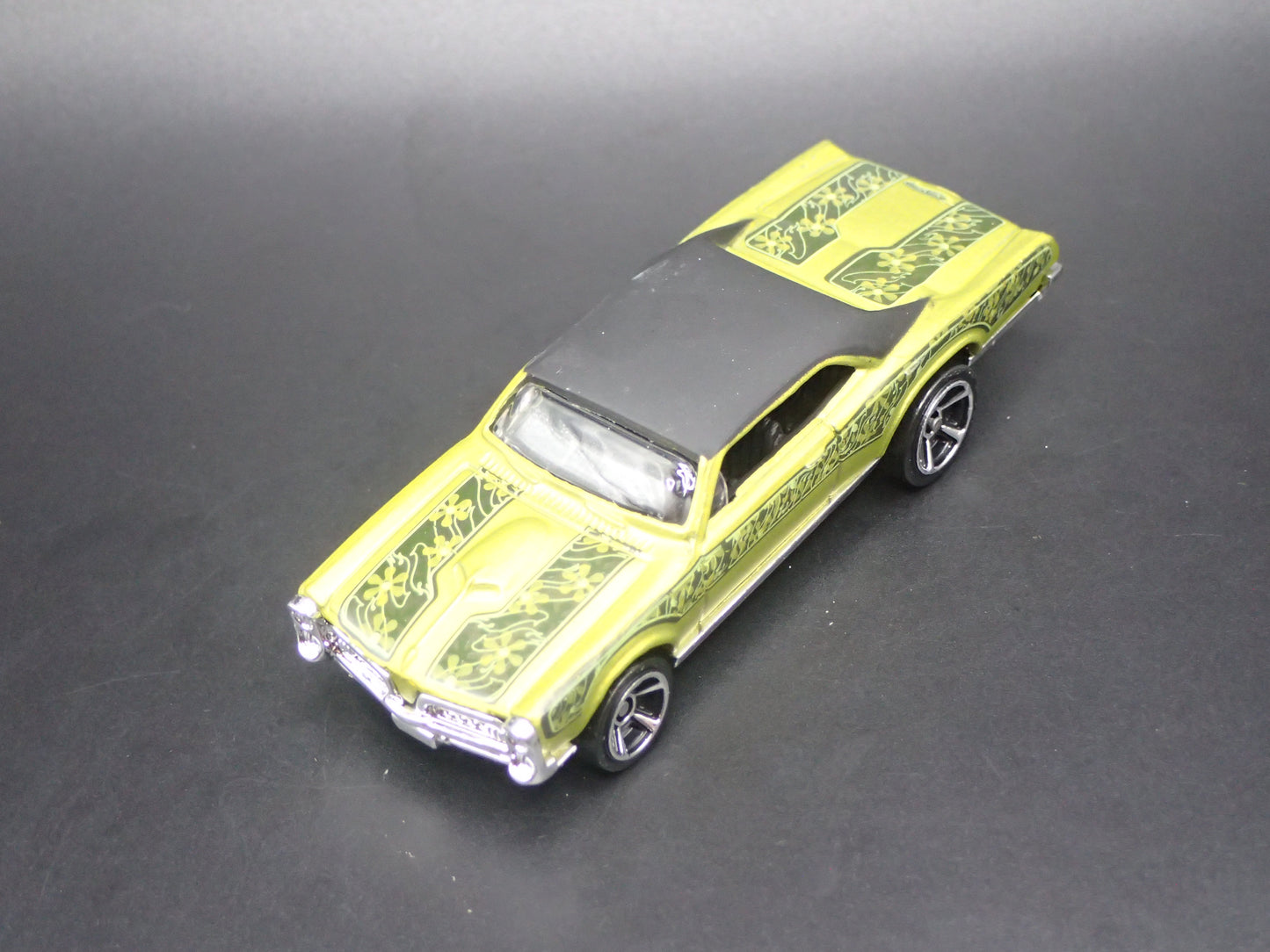 1967 PONTIAC GTO GREEN 1:64 SCALE LIMITED COLLECTIBLE DIORAMA DIECAST MODEL CAR