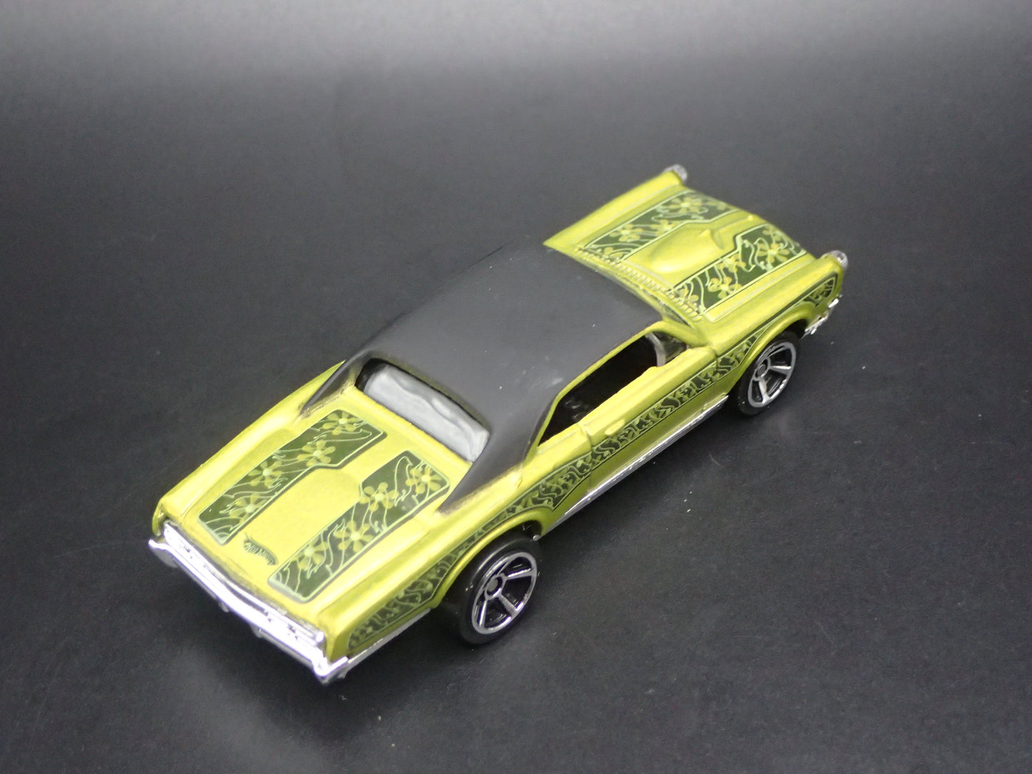 1967 PONTIAC GTO GREEN 1:64 SCALE LIMITED COLLECTIBLE DIORAMA DIECAST MODEL CAR