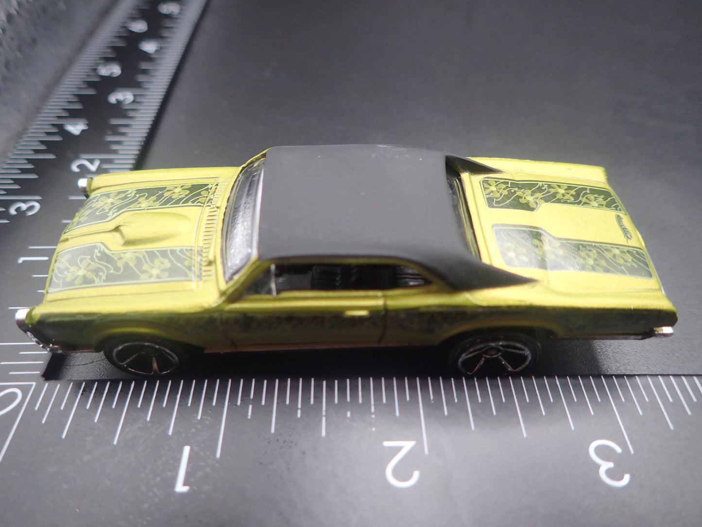 1967 PONTIAC GTO GREEN 1:64 SCALE LIMITED COLLECTIBLE DIORAMA DIECAST MODEL CAR