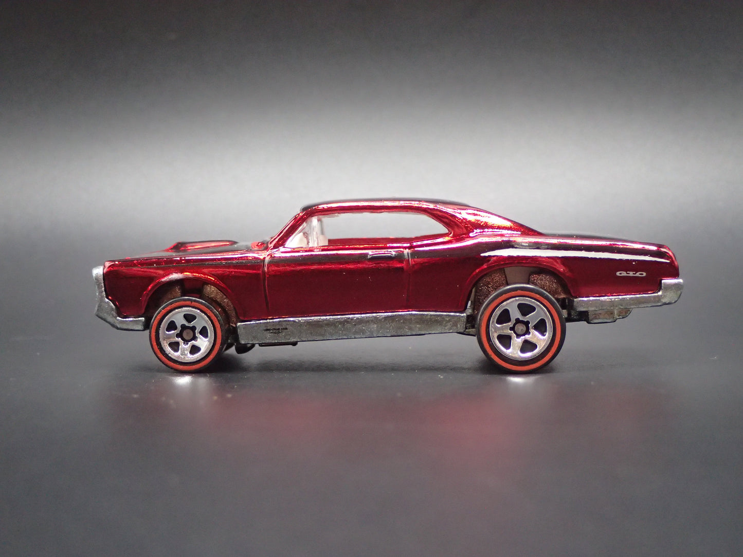 1967 PONTIAC GTO RED 1:64 SCALE LIMITED COLLECTIBLE DIORAMA DIECAST MODEL CAR