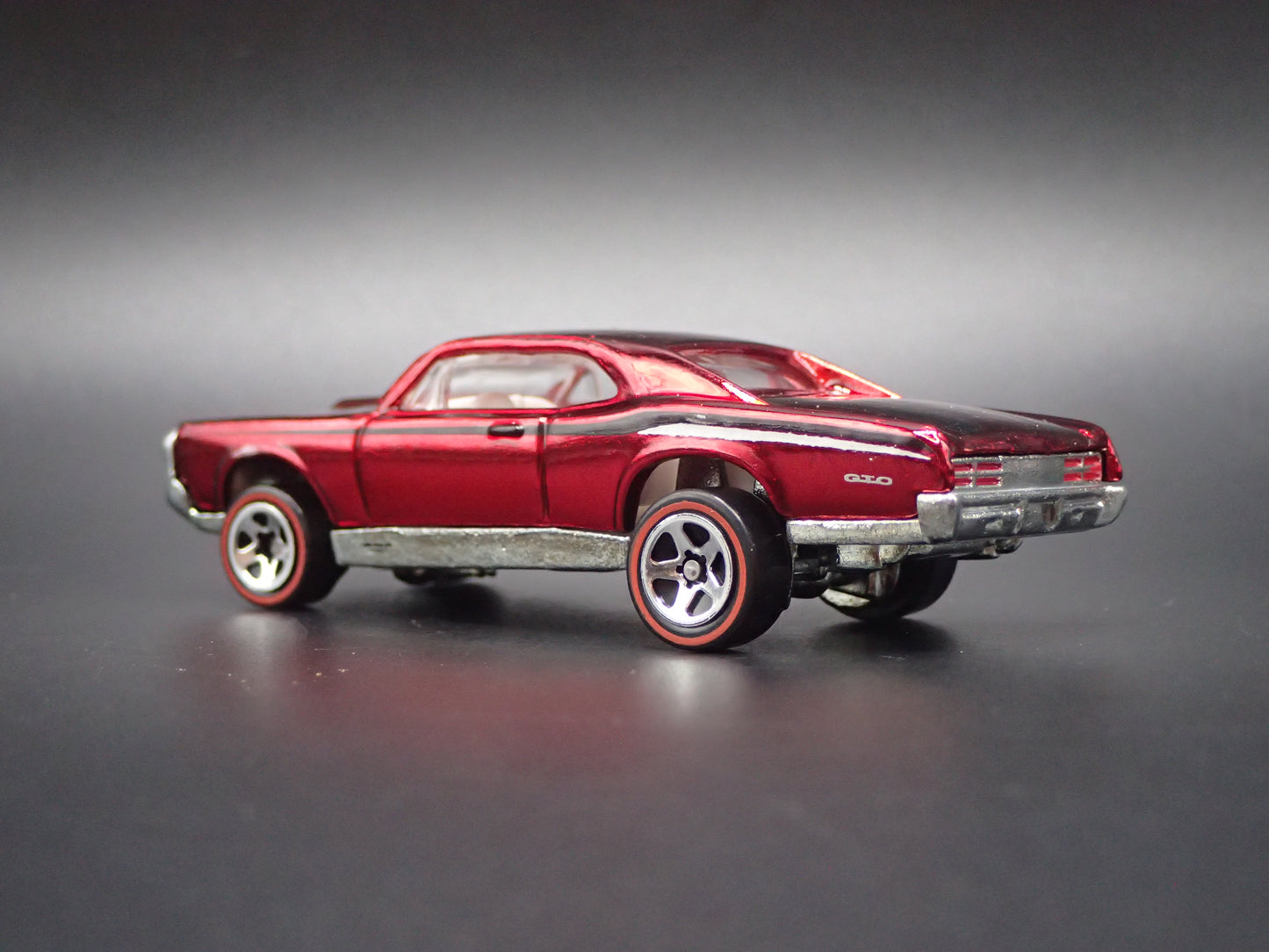 1967 PONTIAC GTO RED 1:64 SCALE LIMITED COLLECTIBLE DIORAMA DIECAST MODEL CAR