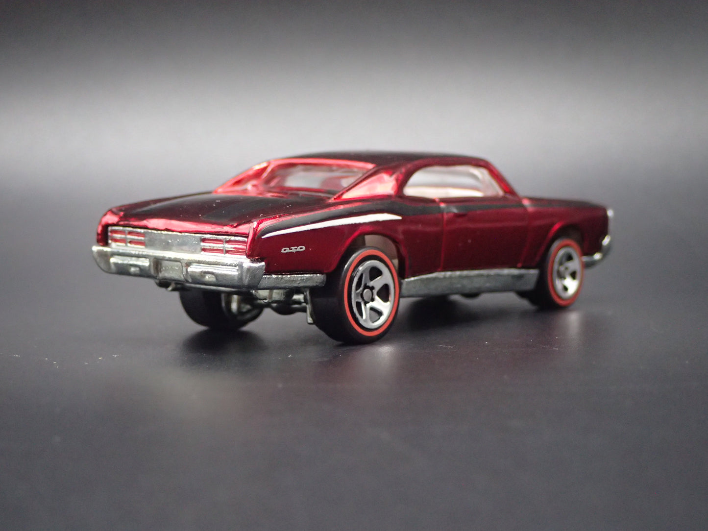 1967 PONTIAC GTO RED 1:64 SCALE LIMITED COLLECTIBLE DIORAMA DIECAST MODEL CAR