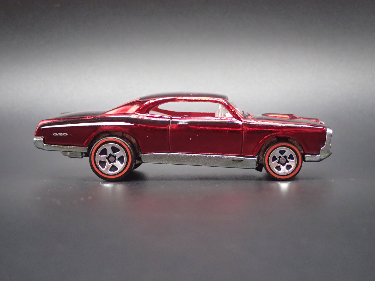 1967 PONTIAC GTO RED 1:64 SCALE LIMITED COLLECTIBLE DIORAMA DIECAST MODEL CAR