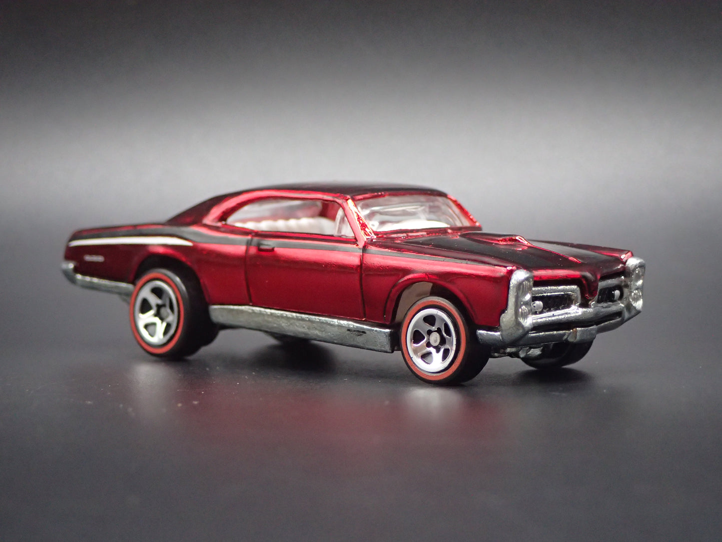 1967 PONTIAC GTO RED 1:64 SCALE LIMITED COLLECTIBLE DIORAMA DIECAST MODEL CAR