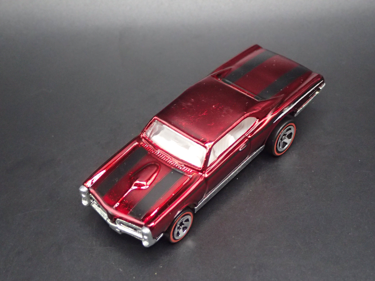 1967 PONTIAC GTO RED 1:64 SCALE LIMITED COLLECTIBLE DIORAMA DIECAST MODEL CAR