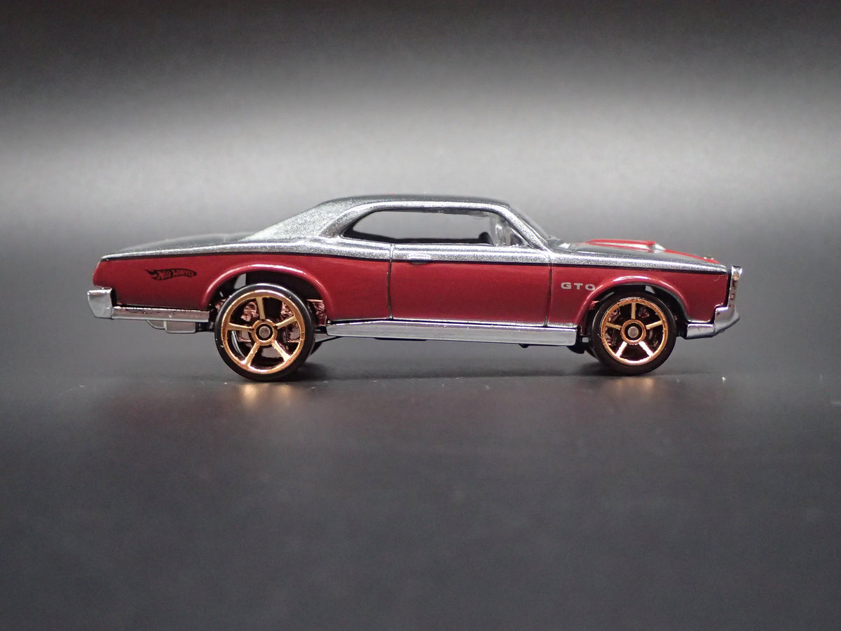 1967 67 PONTIAC GTO 1/64 SCALE LIMITED COLLECTIBLE DIORAMA DIECAST MODEL CAR