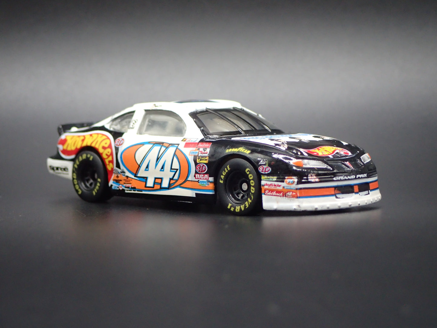 1998 98 PONTIAC GRAND PRIX KYLE PETTY NASCAR HW 1:64 SCALE DIECAST MODEL CAR