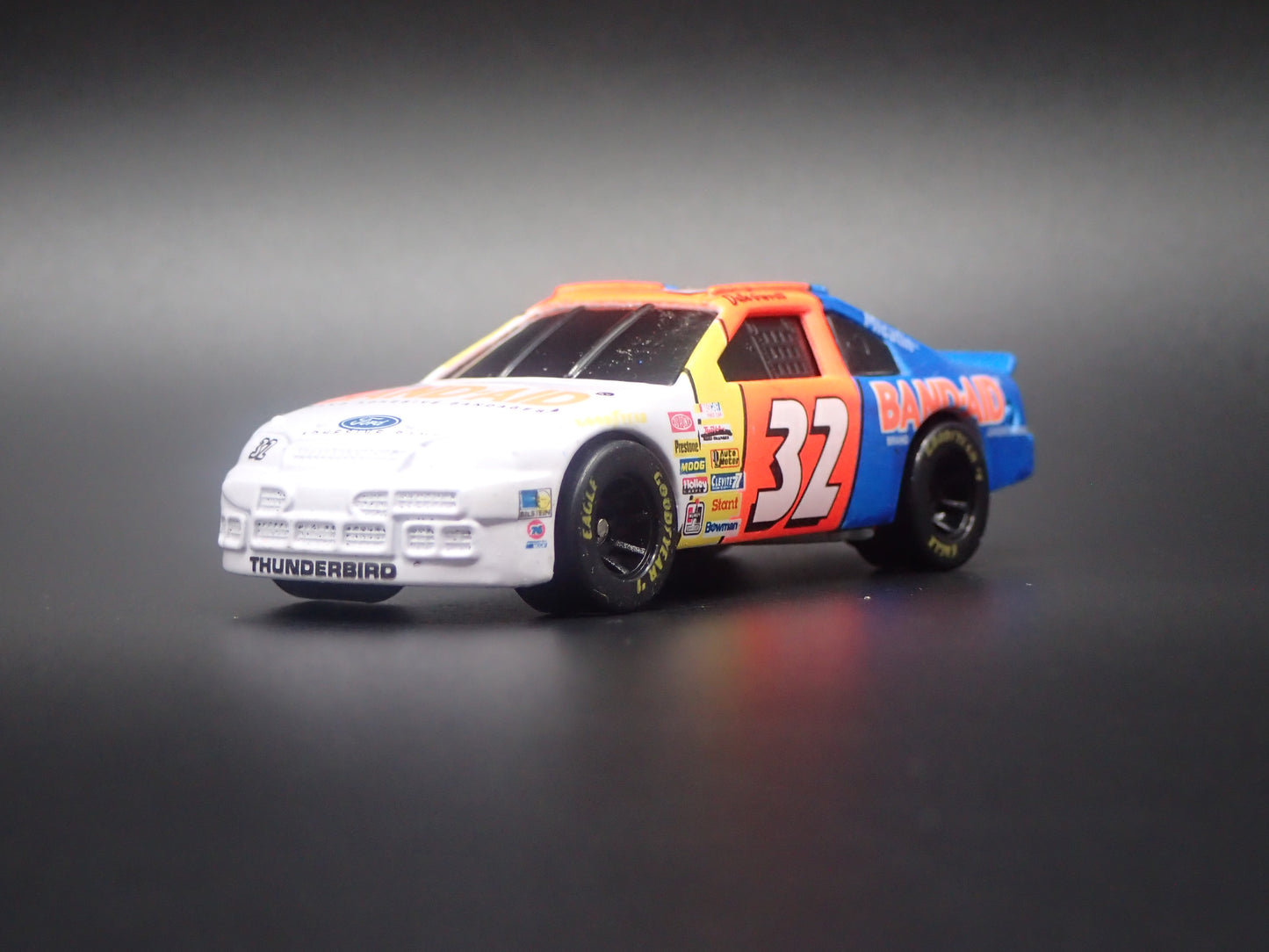 1995 95 FORD THUNDERBIRD 32 DALE JARRETT NASCAR 1:64 SCALE DIECAST MODEL CAR