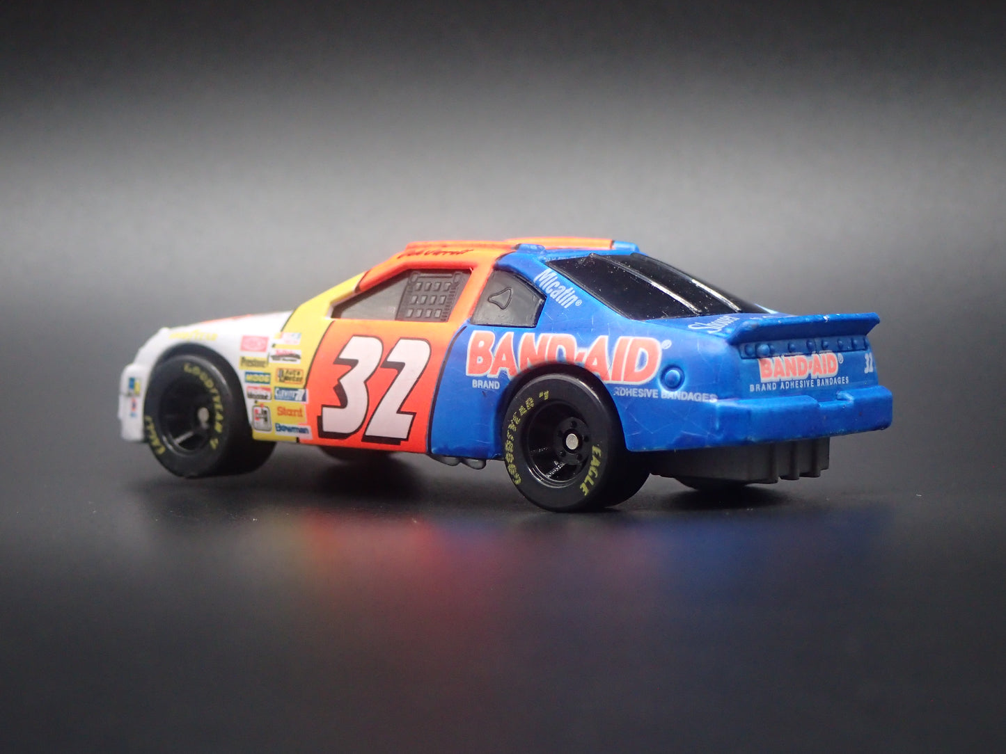 1995 95 FORD THUNDERBIRD 32 DALE JARRETT NASCAR 1:64 SCALE DIECAST MODEL CAR