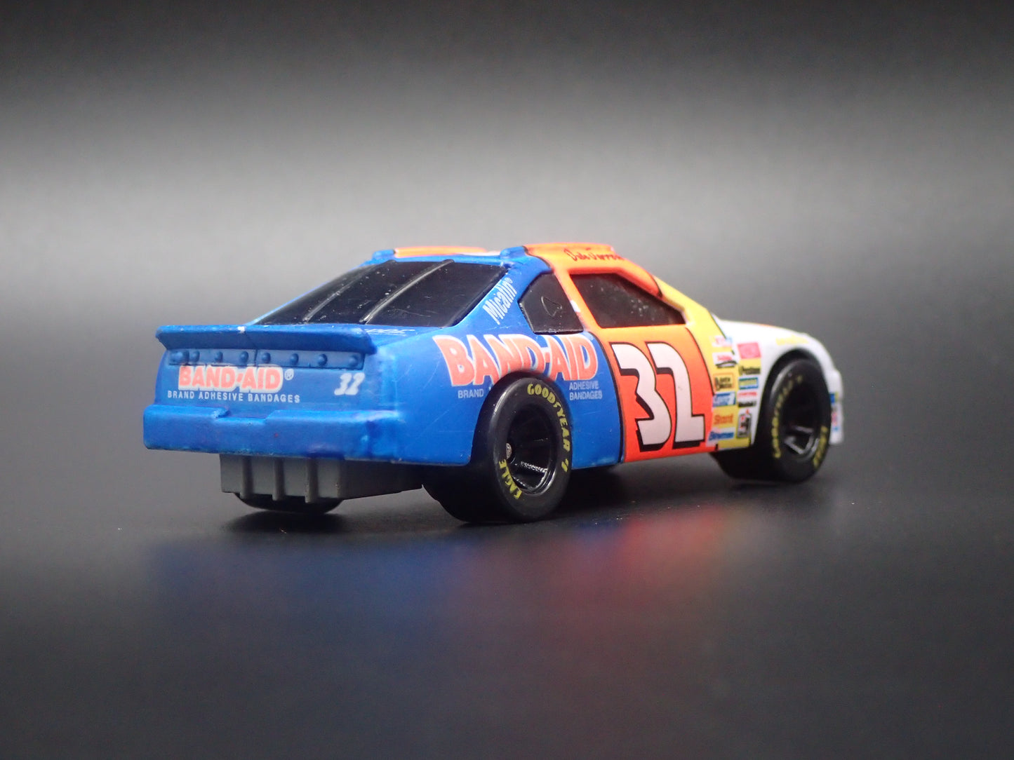 1995 95 FORD THUNDERBIRD 32 DALE JARRETT NASCAR 1:64 SCALE DIECAST MODEL CAR