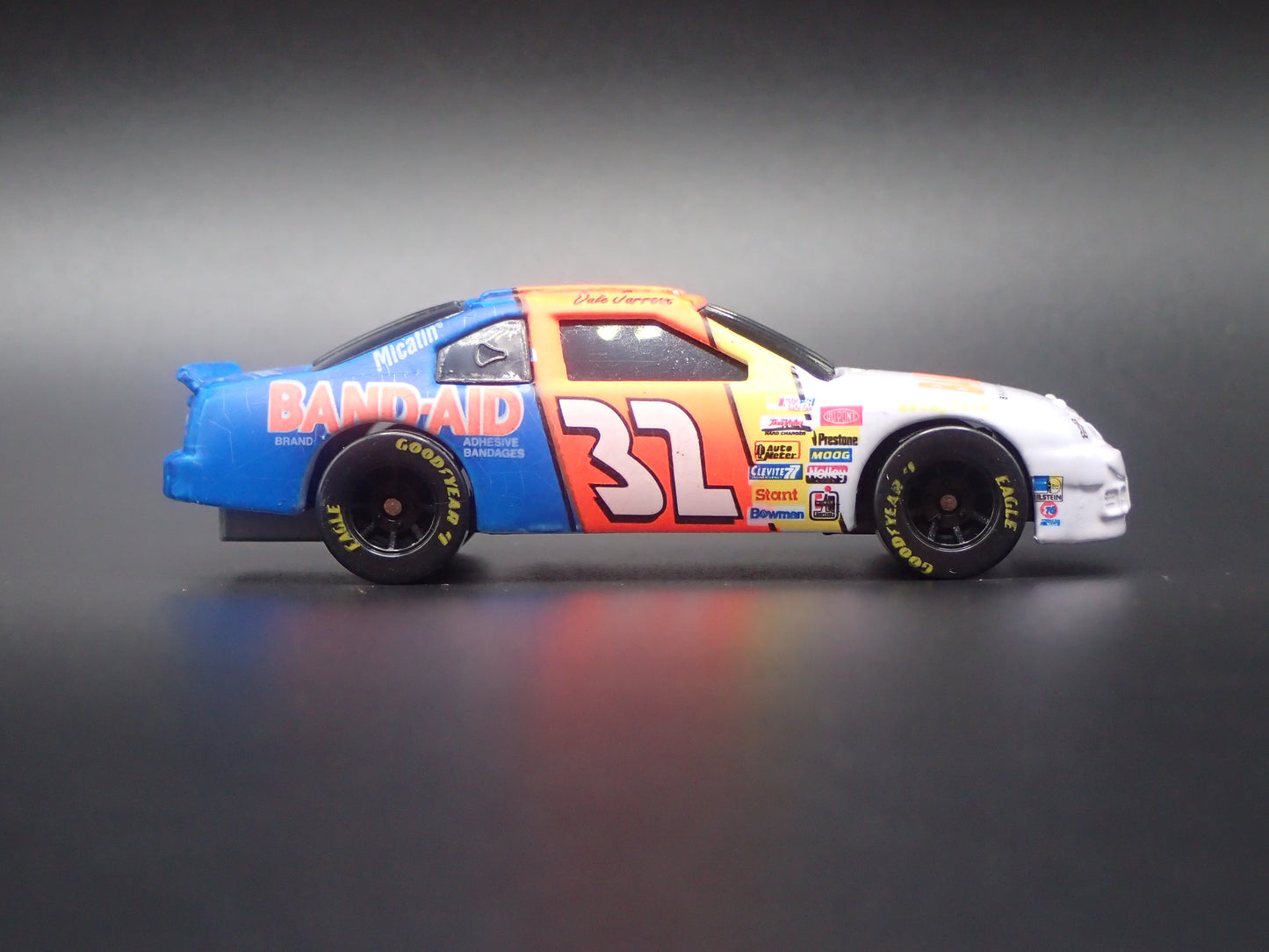 1995 95 FORD THUNDERBIRD 32 DALE JARRETT NASCAR 1:64 SCALE DIECAST MODEL CAR