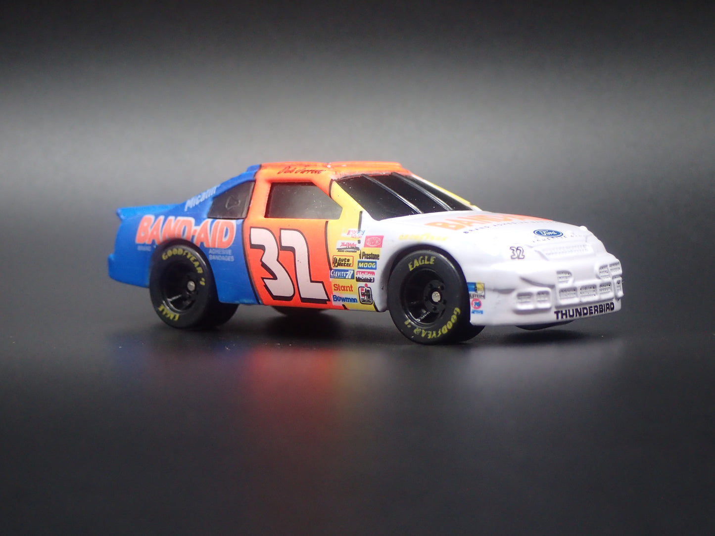 1995 95 FORD THUNDERBIRD 32 DALE JARRETT NASCAR 1:64 SCALE DIECAST MODEL CAR