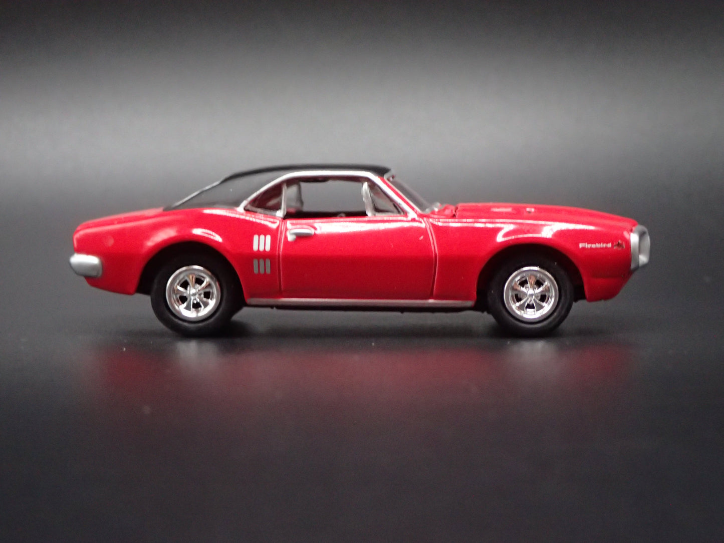 1967 67 PONTIAC FIREBIRD 400 1:64 SCALE COLLECTIBLE DIORAMA DIECAST MODEL CAR