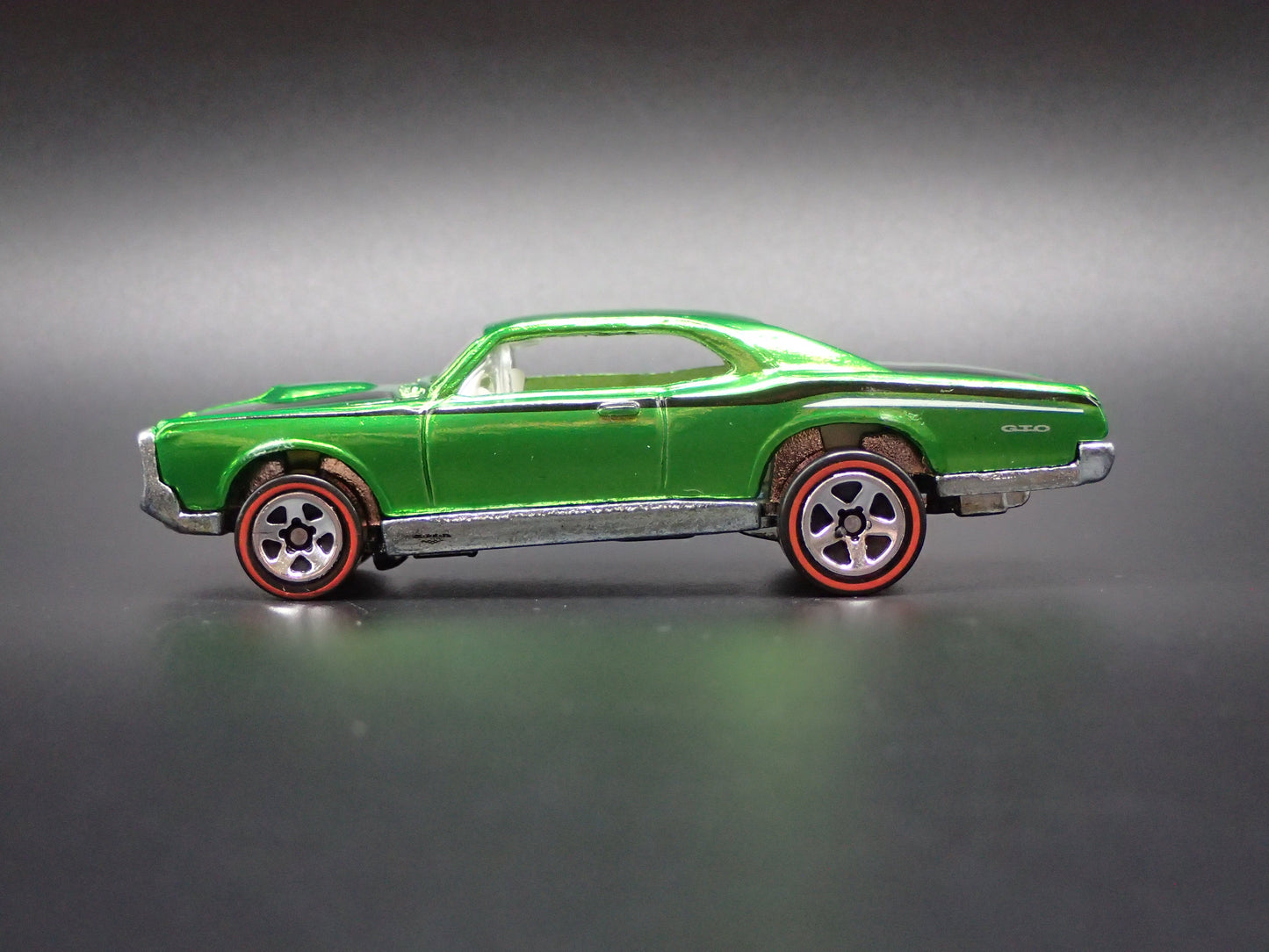 1967 PONTIAC GTO GREEN 1:64 SCALE LIMITED COLLECTIBLE DIORAMA DIECAST MODEL CAR