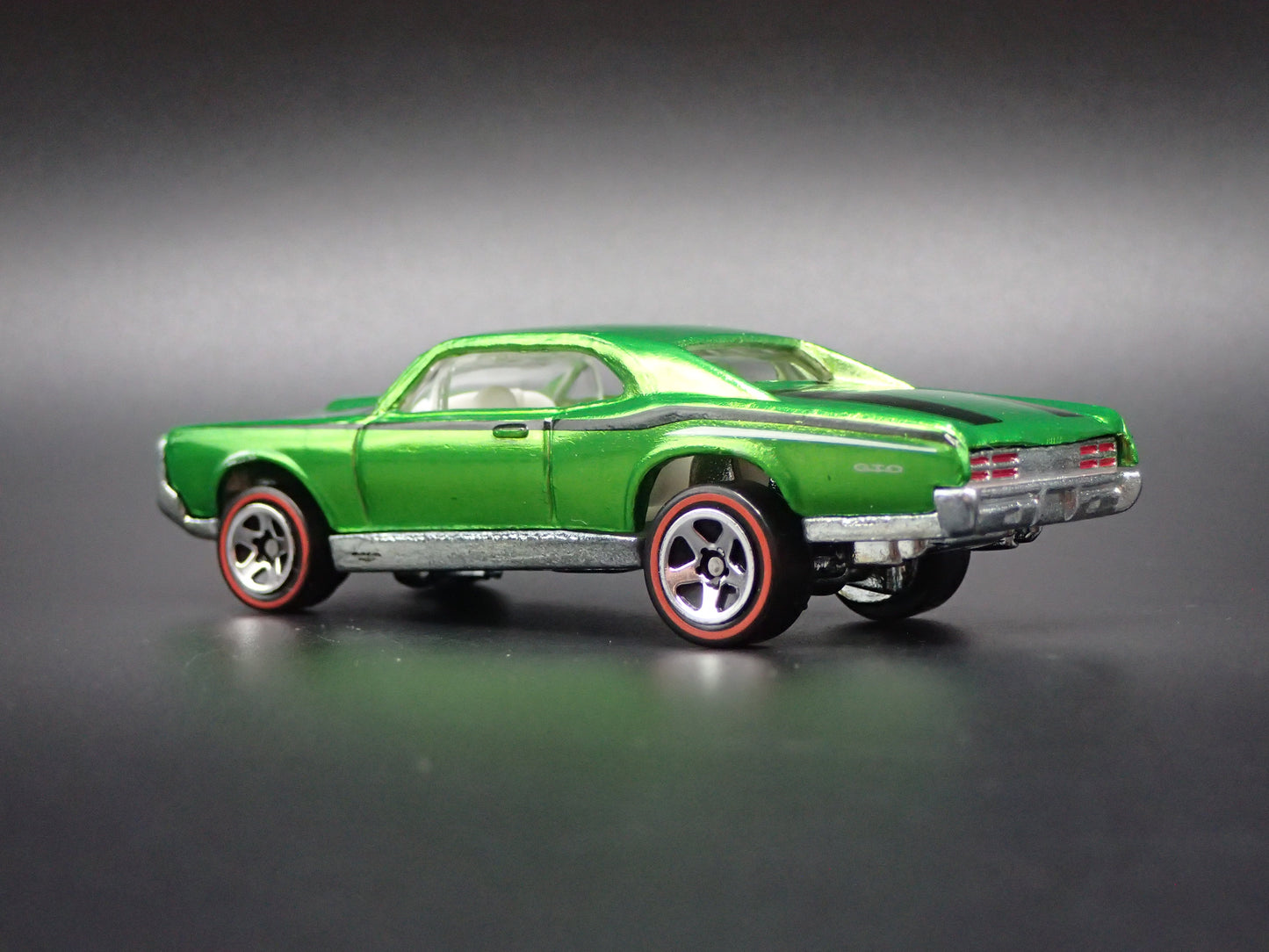 1967 PONTIAC GTO GREEN 1:64 SCALE LIMITED COLLECTIBLE DIORAMA DIECAST MODEL CAR
