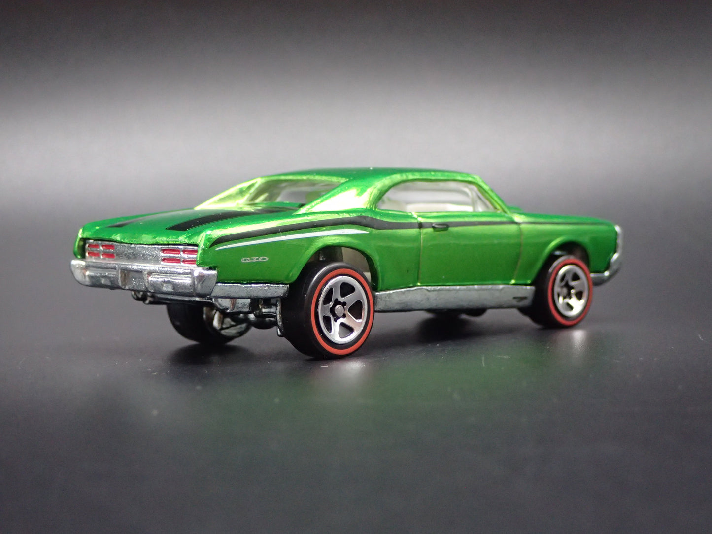 1967 PONTIAC GTO GREEN 1:64 SCALE LIMITED COLLECTIBLE DIORAMA DIECAST MODEL CAR