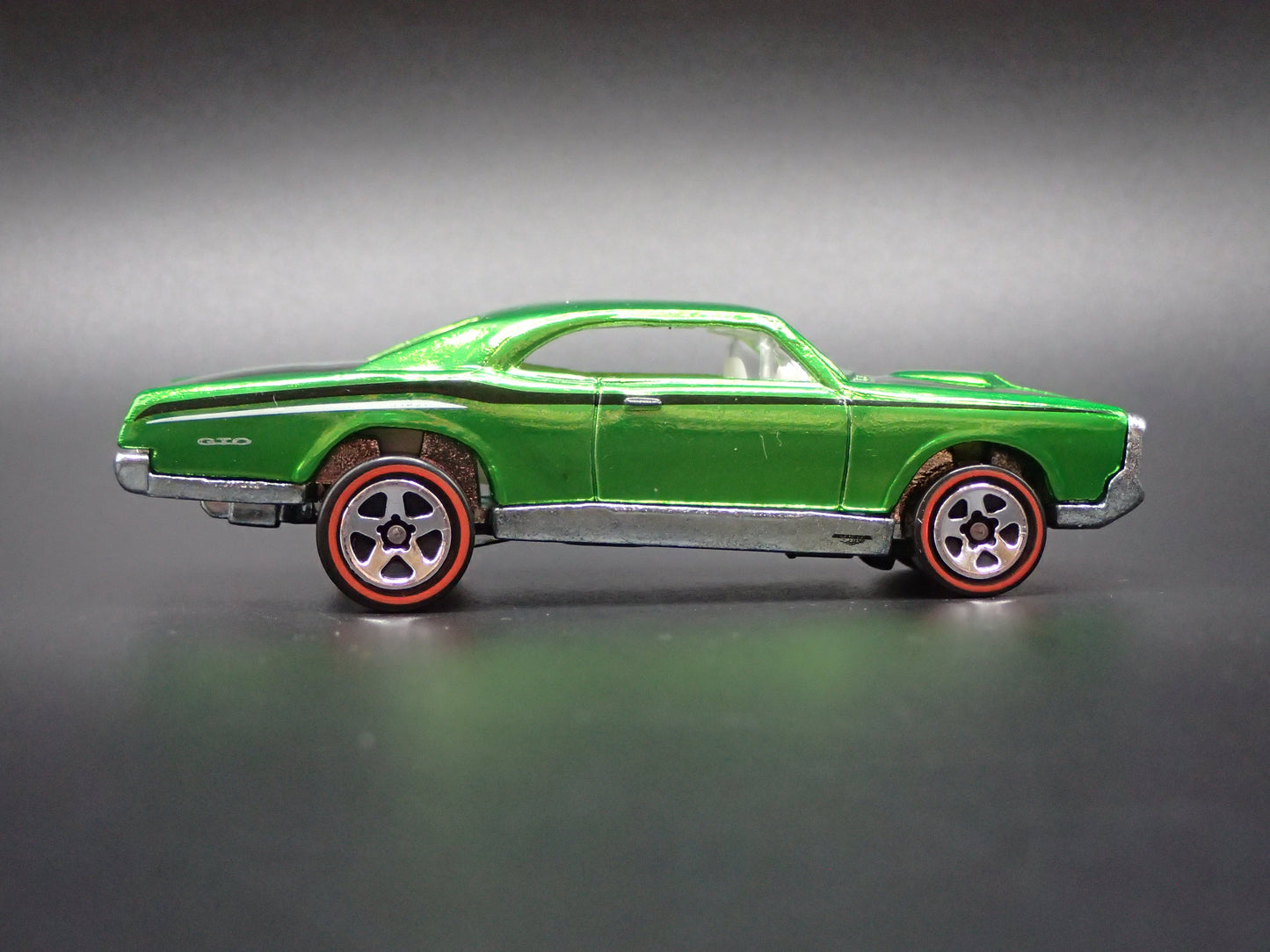 1967 PONTIAC GTO GREEN 1:64 SCALE LIMITED COLLECTIBLE DIORAMA DIECAST MODEL CAR