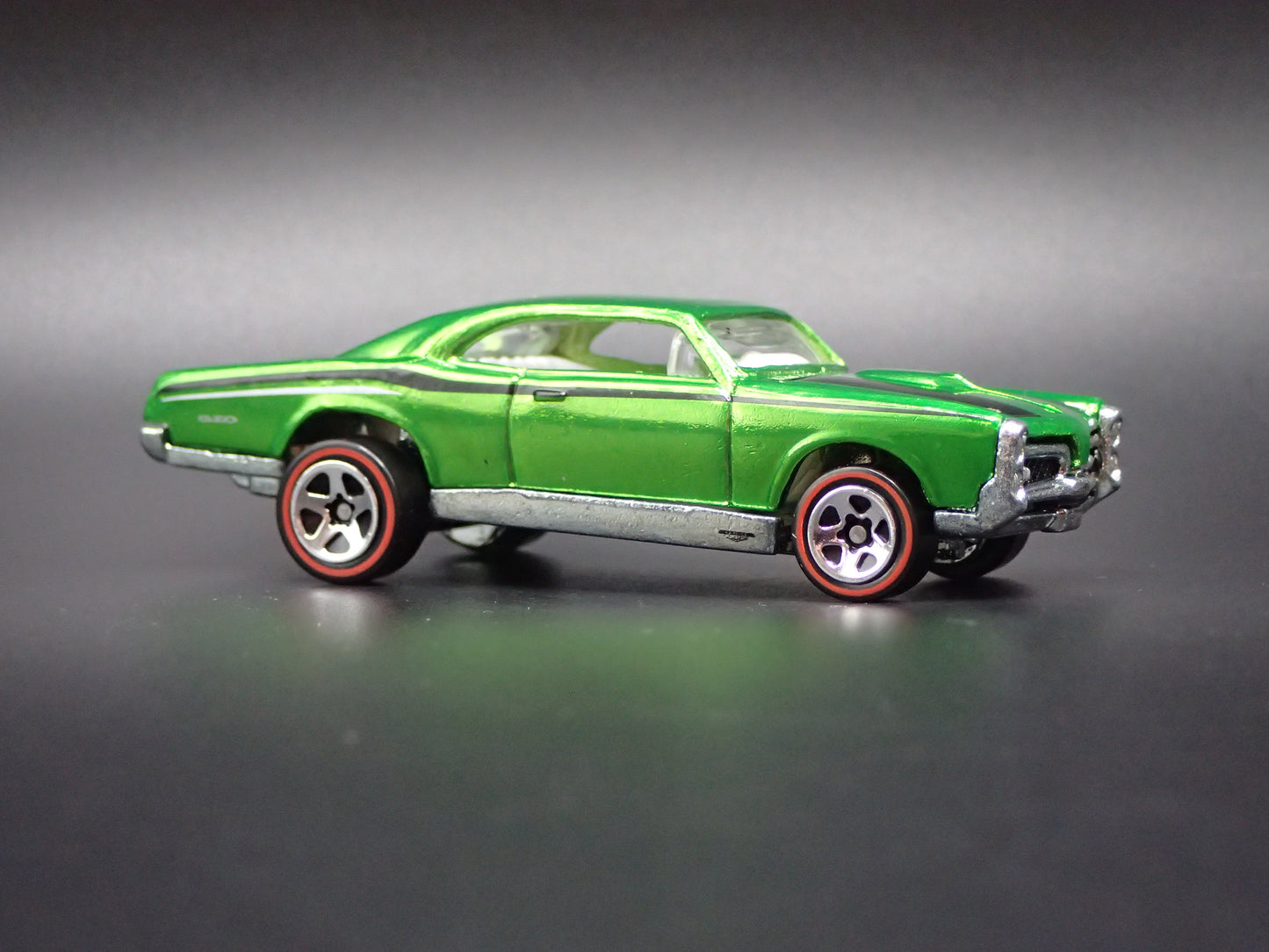 1967 PONTIAC GTO GREEN 1:64 SCALE LIMITED COLLECTIBLE DIORAMA DIECAST MODEL CAR