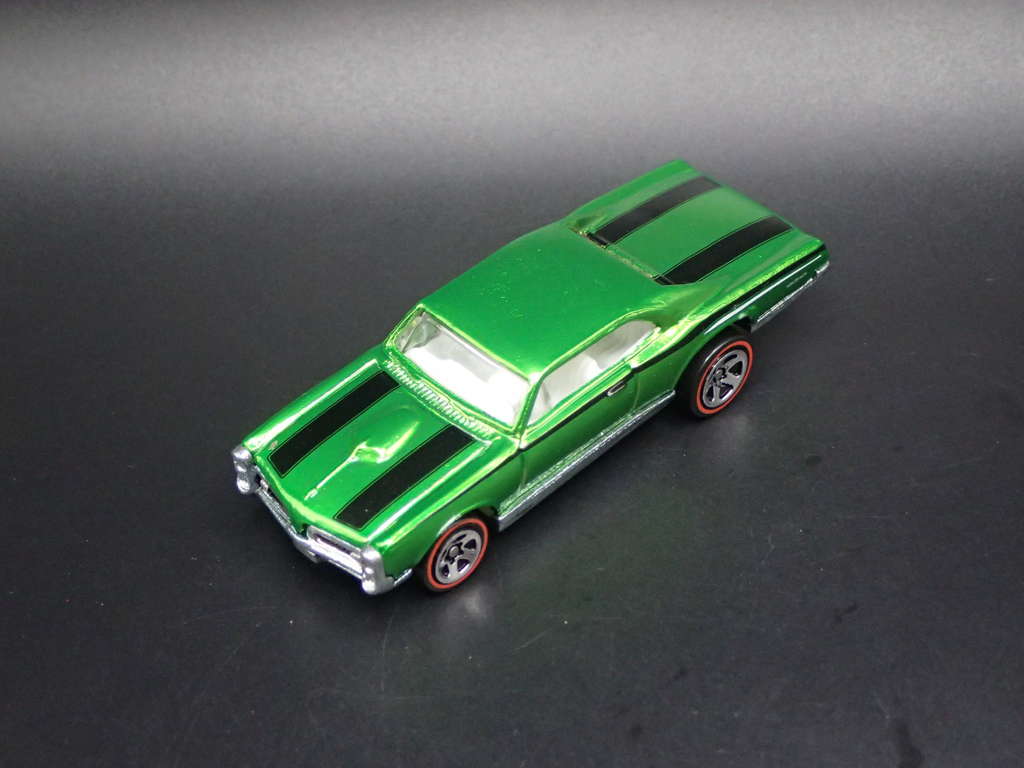 1967 PONTIAC GTO GREEN 1:64 SCALE LIMITED COLLECTIBLE DIORAMA DIECAST MODEL CAR