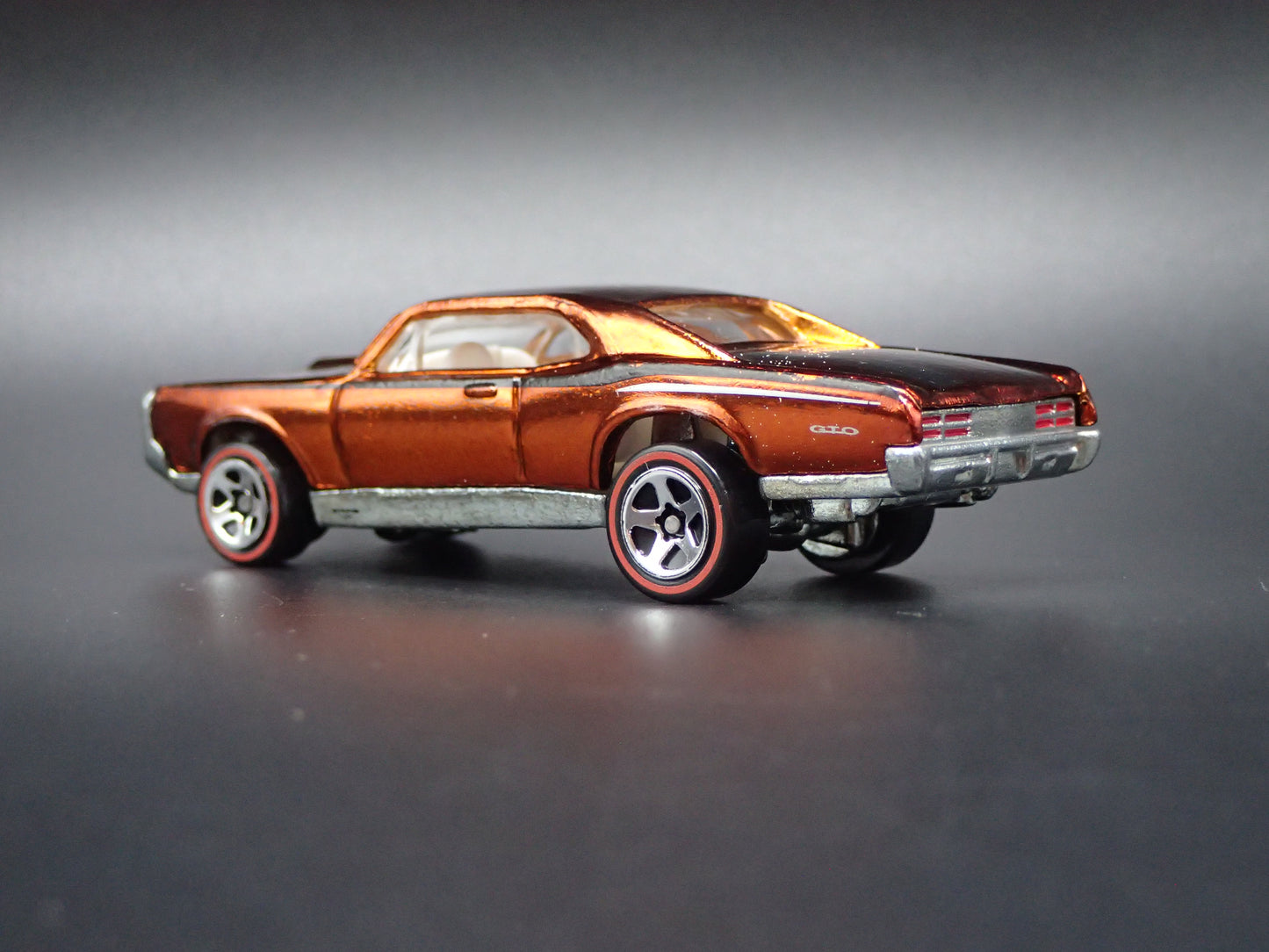 1967 PONTIAC GTO ORANGE 1:64 SCALE LIMITED COLLECTIBLE DIORAMA DIECAST MODEL CAR