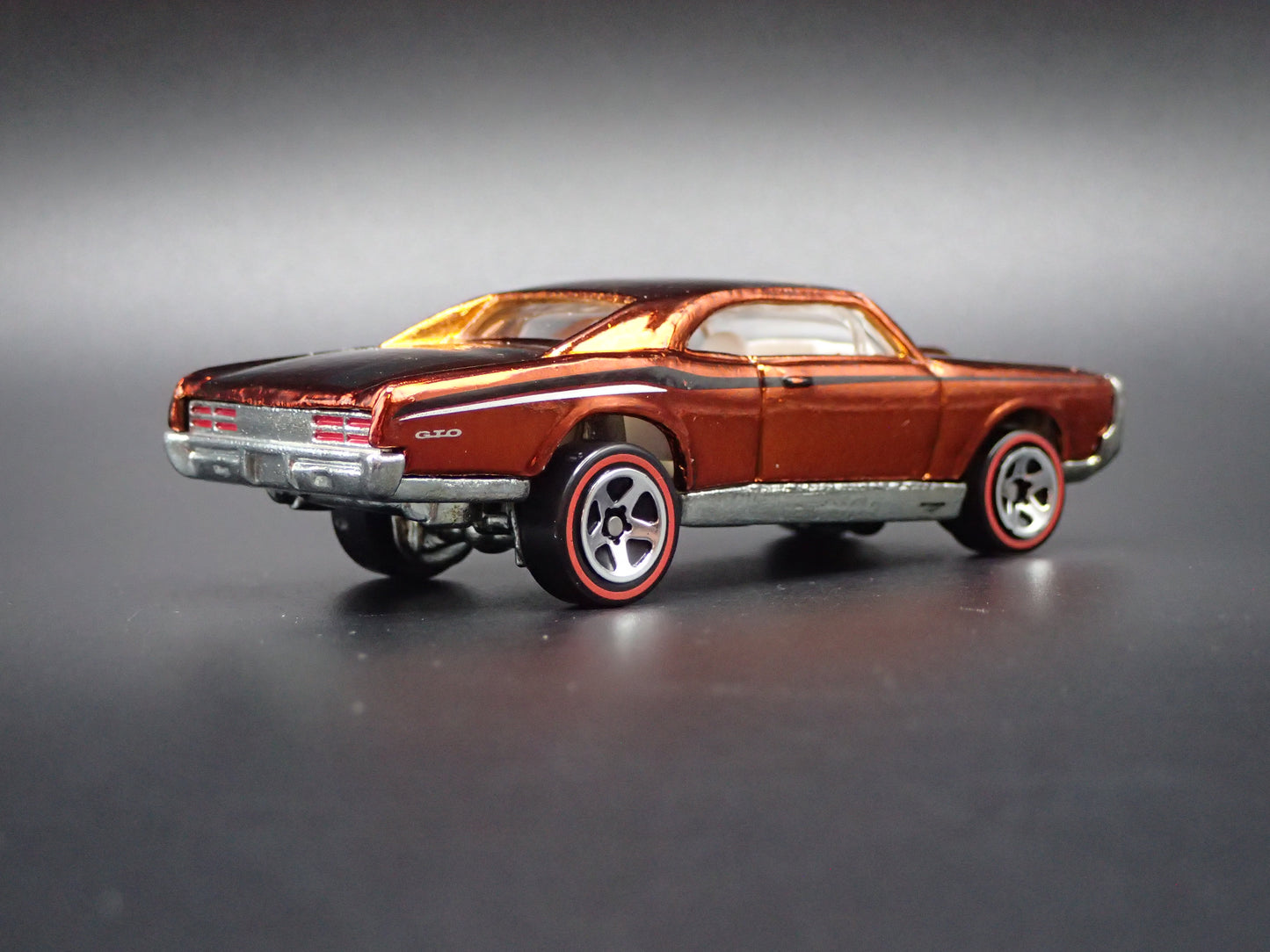 1967 PONTIAC GTO ORANGE 1:64 SCALE LIMITED COLLECTIBLE DIORAMA DIECAST MODEL CAR