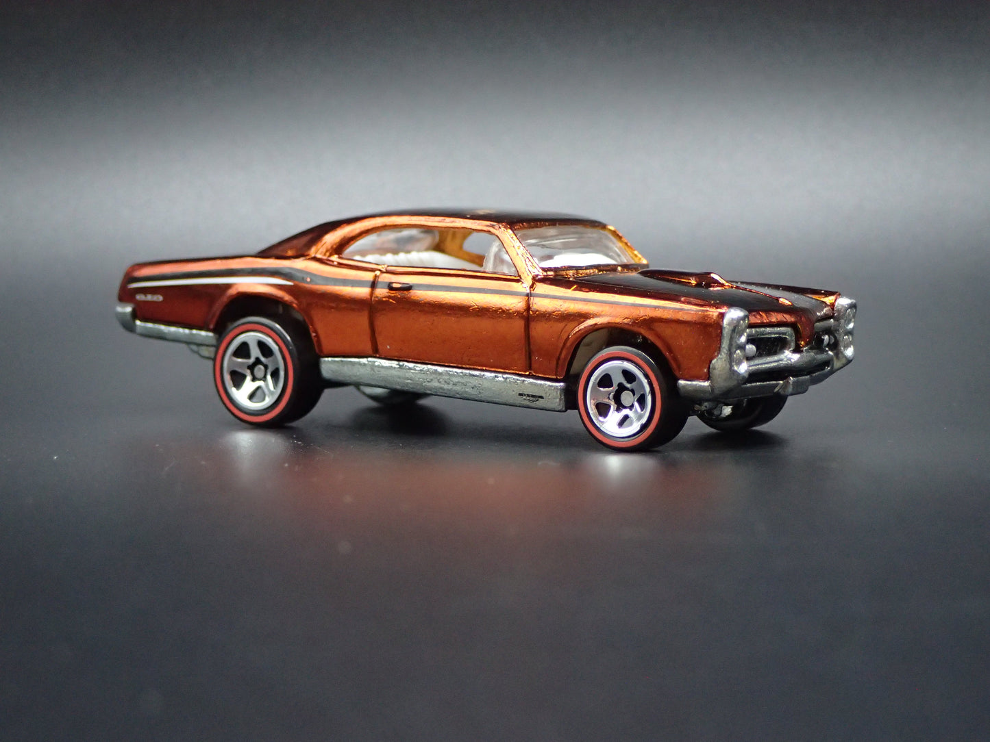 1967 PONTIAC GTO ORANGE 1:64 SCALE LIMITED COLLECTIBLE DIORAMA DIECAST MODEL CAR