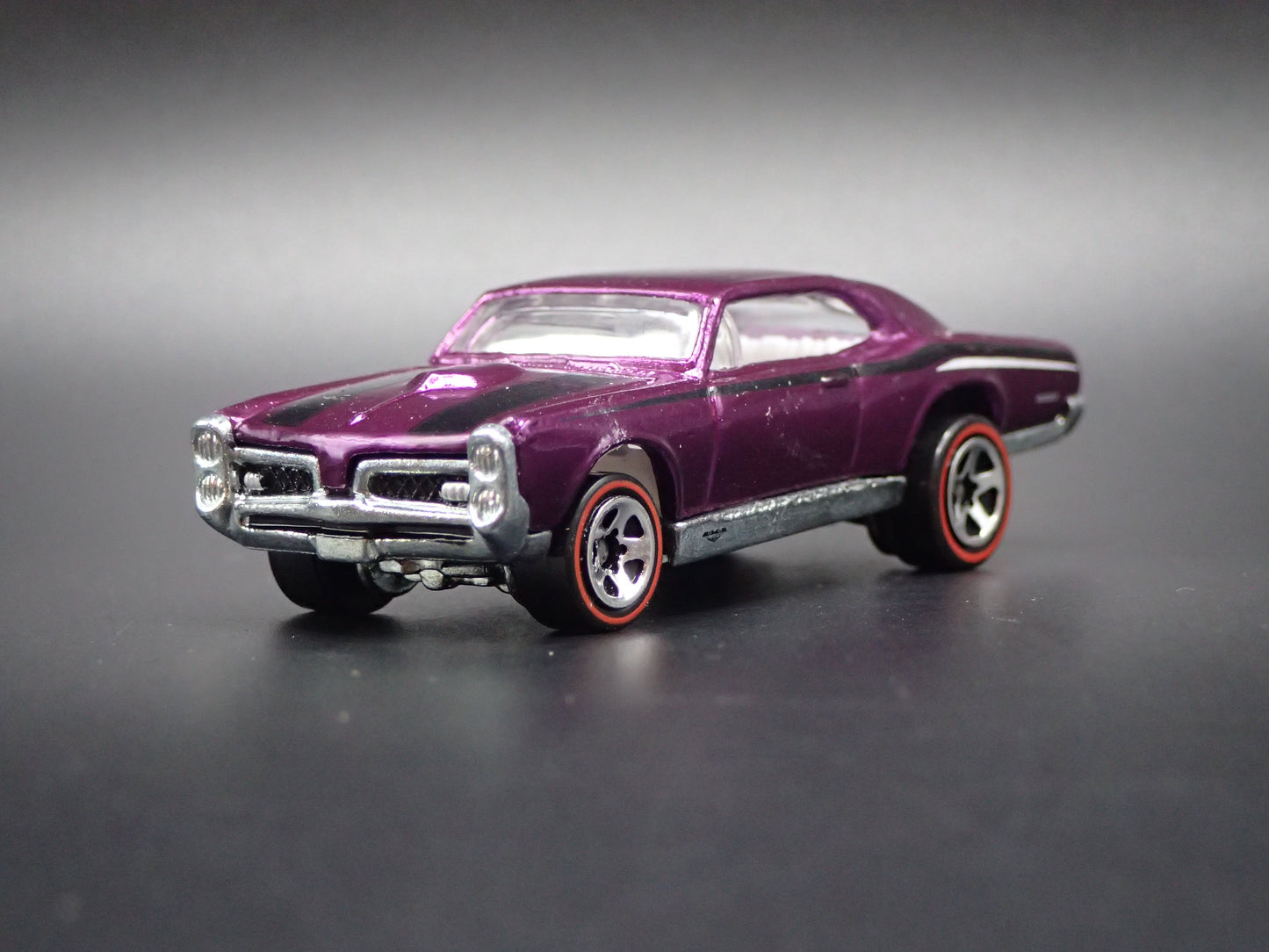 1967 PONTIAC GTO PURPLE 1:64 SCALE LIMITED COLLECTIBLE DIORAMA DIECAST MODEL CAR
