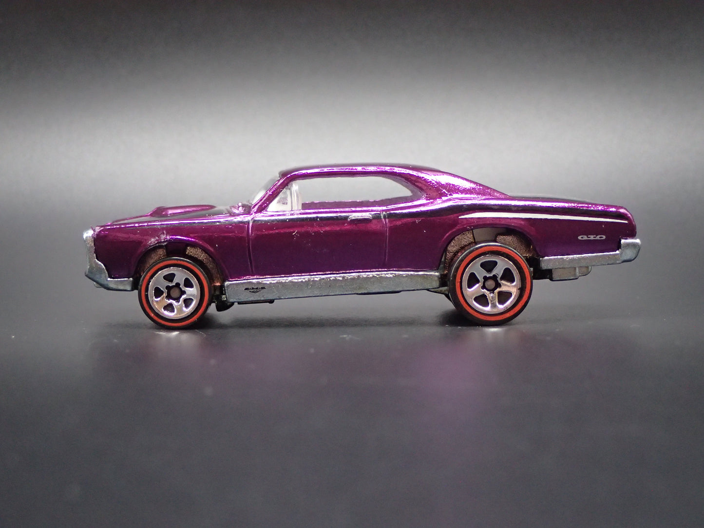 1967 PONTIAC GTO PURPLE 1:64 SCALE LIMITED COLLECTIBLE DIORAMA DIECAST MODEL CAR