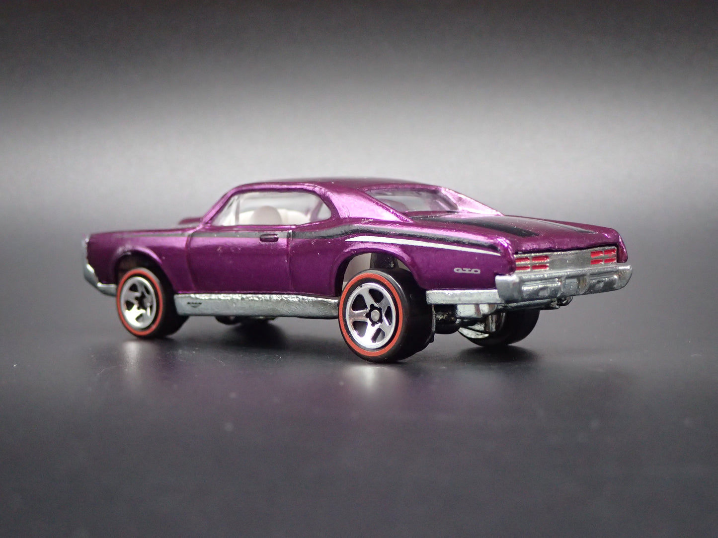 1967 PONTIAC GTO PURPLE 1:64 SCALE LIMITED COLLECTIBLE DIORAMA DIECAST MODEL CAR