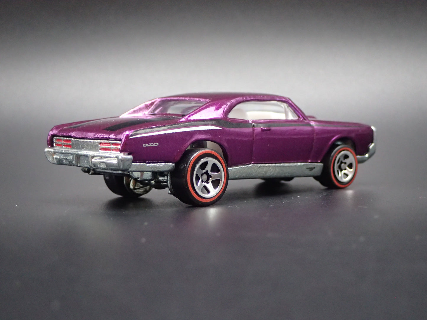 1967 PONTIAC GTO PURPLE 1:64 SCALE LIMITED COLLECTIBLE DIORAMA DIECAST MODEL CAR