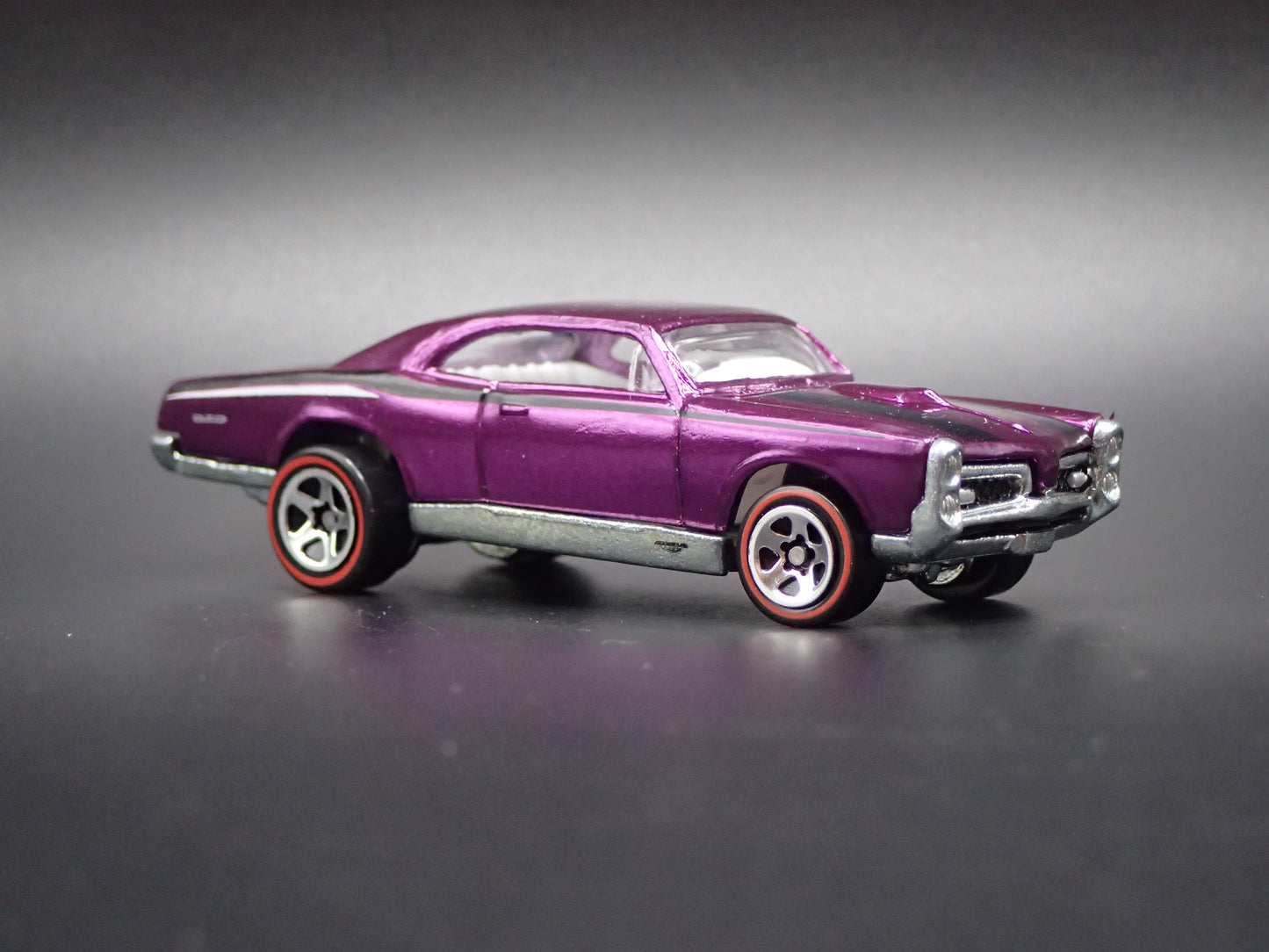1967 PONTIAC GTO PURPLE 1:64 SCALE LIMITED COLLECTIBLE DIORAMA DIECAST MODEL CAR