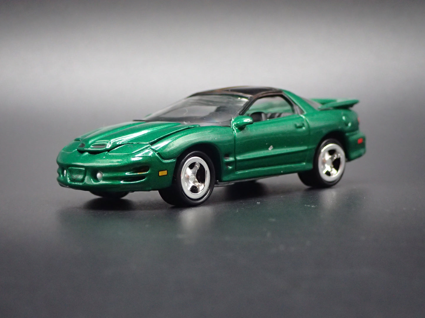 2001 01 PONTIAC FIREBIRD GREEN 1:64 SCALE COLLECTIBLE DIORAMA DIECAST MODEL CAR