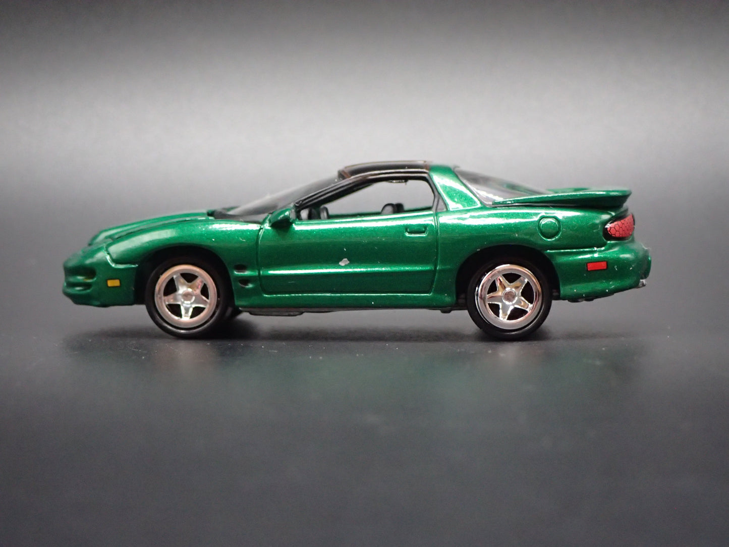 2001 01 PONTIAC FIREBIRD GREEN 1:64 SCALE COLLECTIBLE DIORAMA DIECAST MODEL CAR
