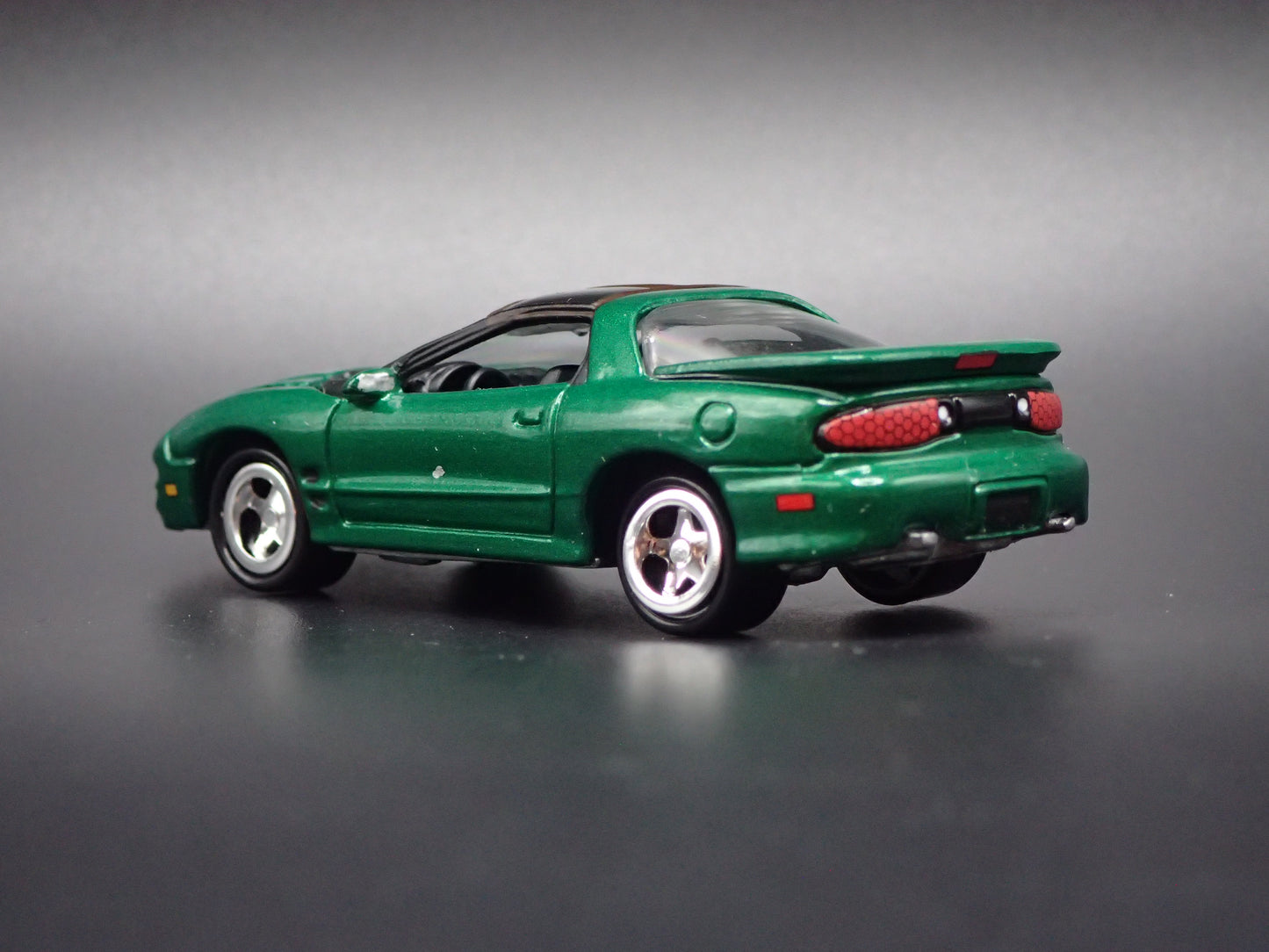 2001 01 PONTIAC FIREBIRD GREEN 1:64 SCALE COLLECTIBLE DIORAMA DIECAST MODEL CAR