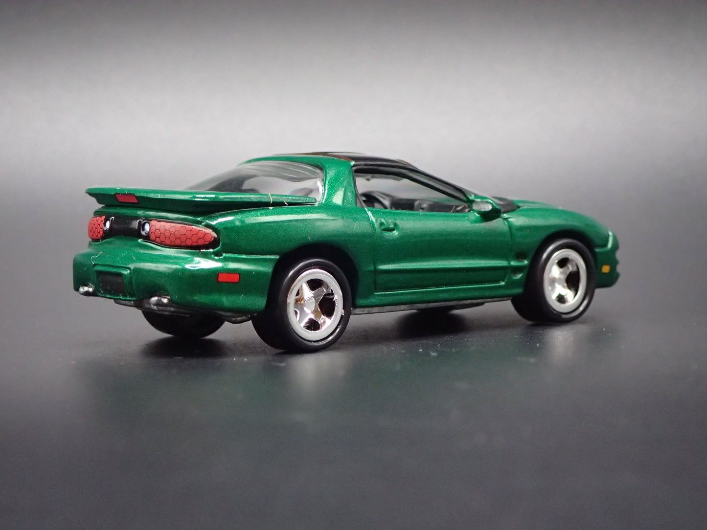 2001 01 PONTIAC FIREBIRD GREEN 1:64 SCALE COLLECTIBLE DIORAMA DIECAST MODEL CAR