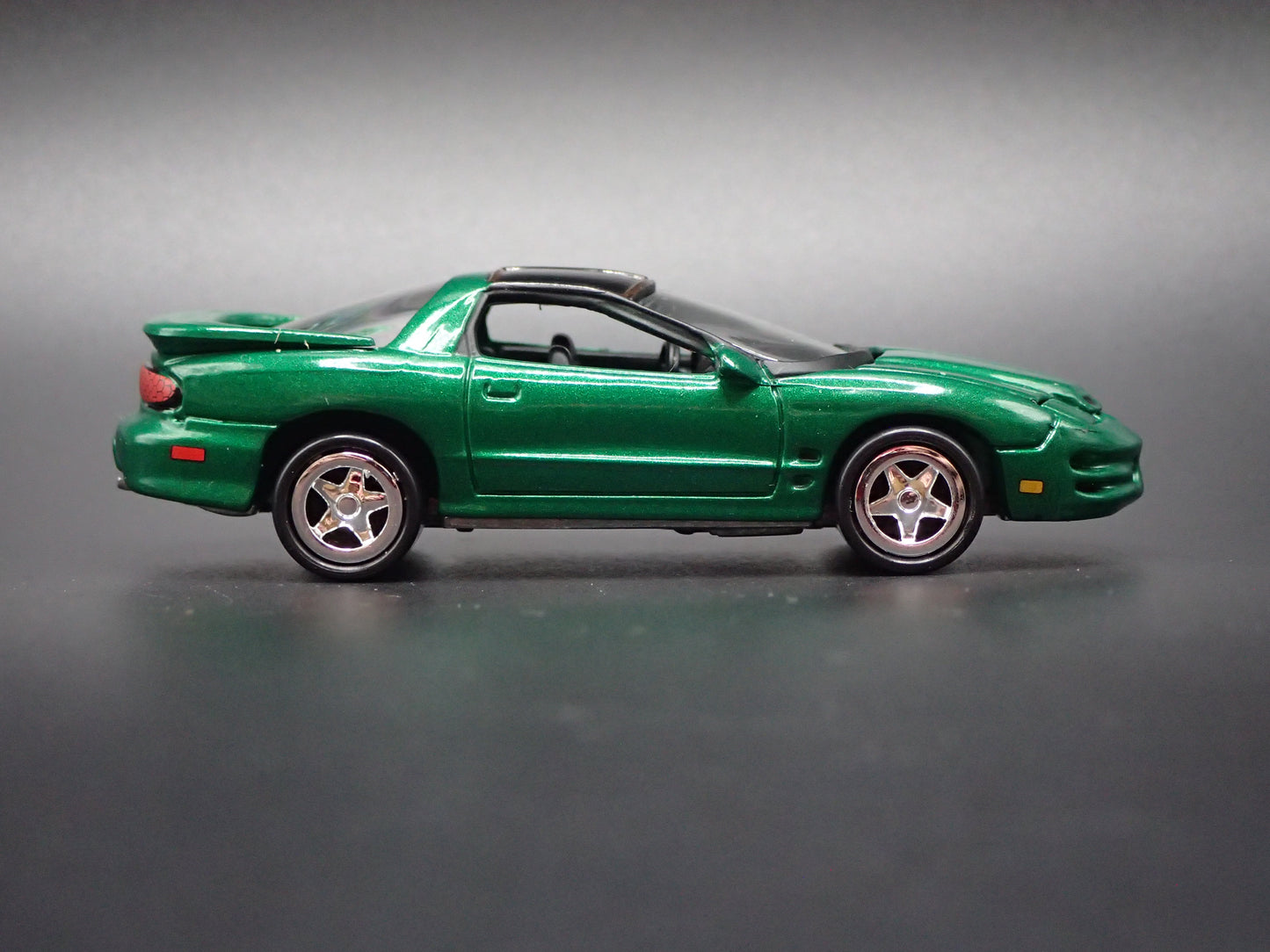 2001 01 PONTIAC FIREBIRD GREEN 1:64 SCALE COLLECTIBLE DIORAMA DIECAST MODEL CAR