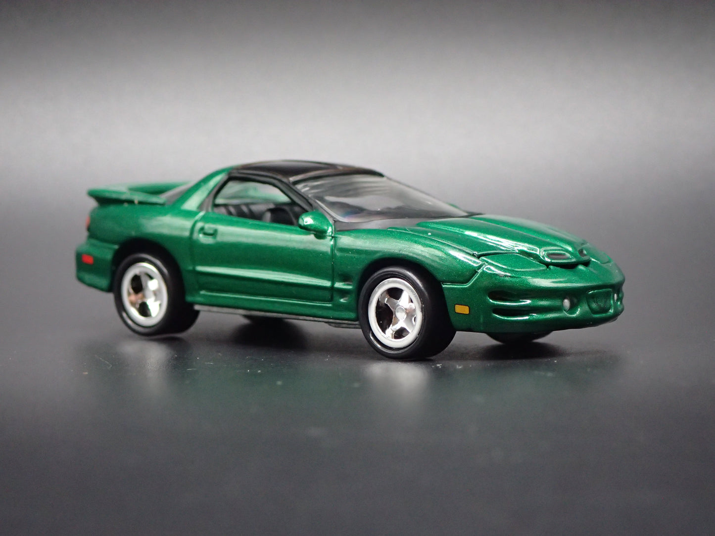2001 01 PONTIAC FIREBIRD GREEN 1:64 SCALE COLLECTIBLE DIORAMA DIECAST MODEL CAR