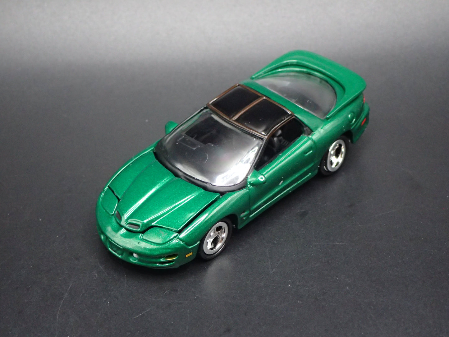 2001 01 PONTIAC FIREBIRD GREEN 1:64 SCALE COLLECTIBLE DIORAMA DIECAST MODEL CAR