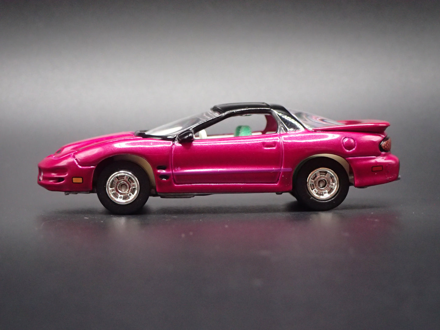 2002 02 PONTIAC FIREBIRD WS6 1:64 SCALE COLLECTIBLE DIORAMA DIECAST MODEL CAR