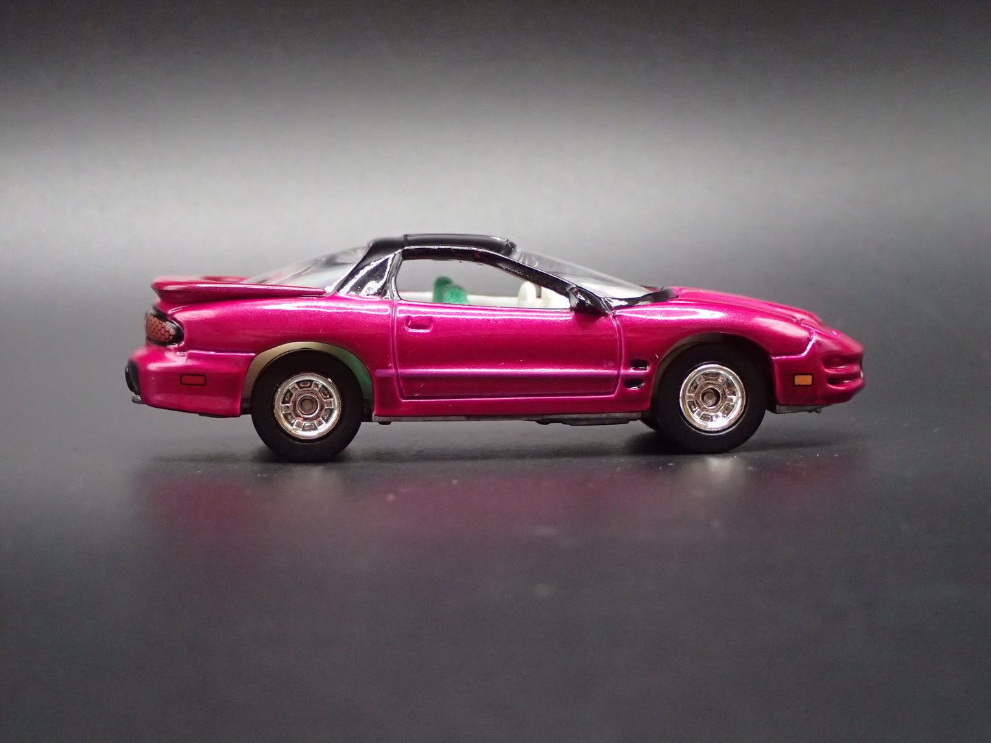 2002 02 PONTIAC FIREBIRD WS6 1:64 SCALE COLLECTIBLE DIORAMA DIECAST MODEL CAR