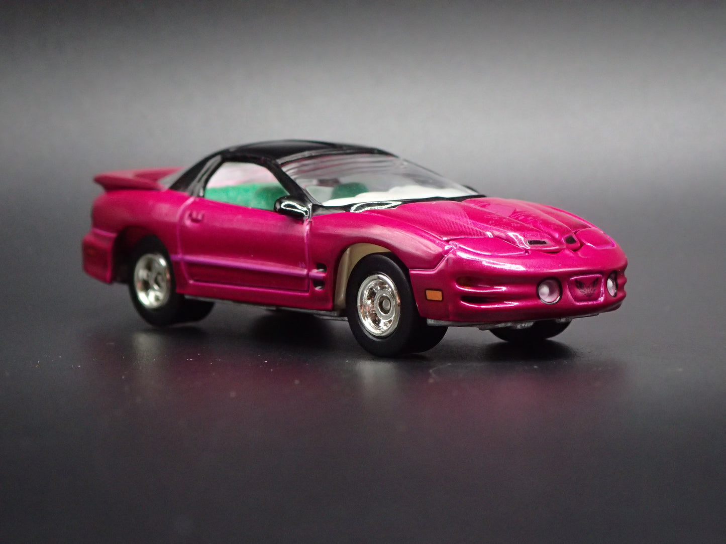 2002 02 PONTIAC FIREBIRD WS6 1:64 SCALE COLLECTIBLE DIORAMA DIECAST MODEL CAR