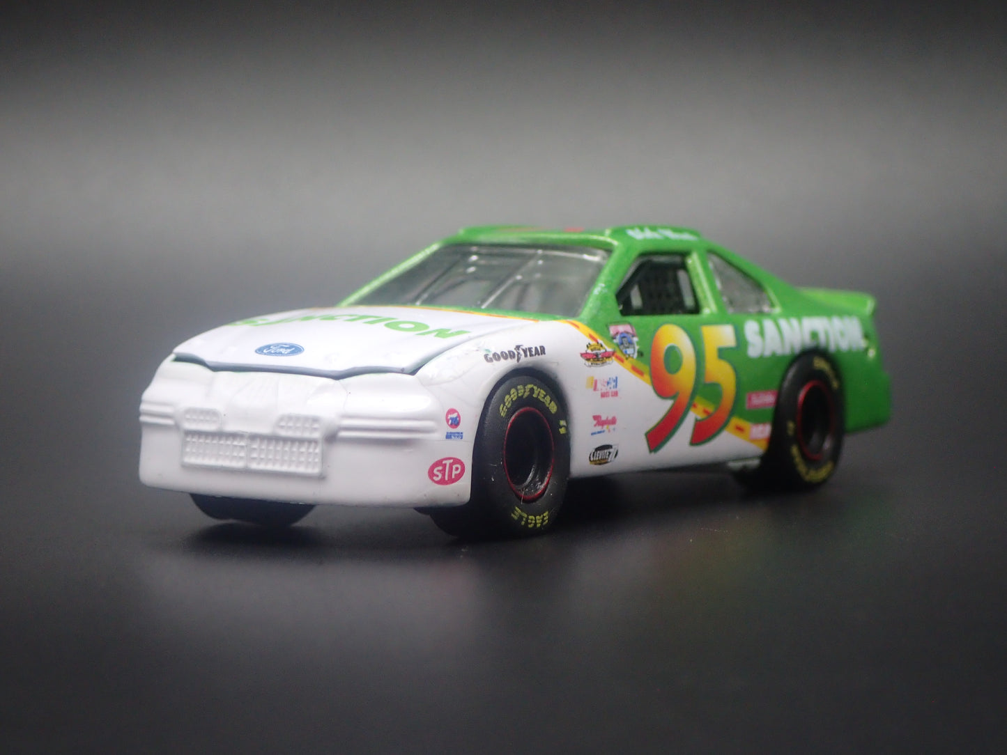 1998 98 FORD TAURUS 95 DIRK WEST NASCAR 1:64 SCALE DIORAMA DIECAST MODEL CAR