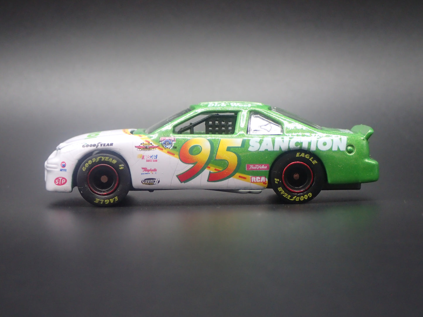 1998 98 FORD TAURUS 95 DIRK WEST NASCAR 1:64 SCALE DIORAMA DIECAST MODEL CAR