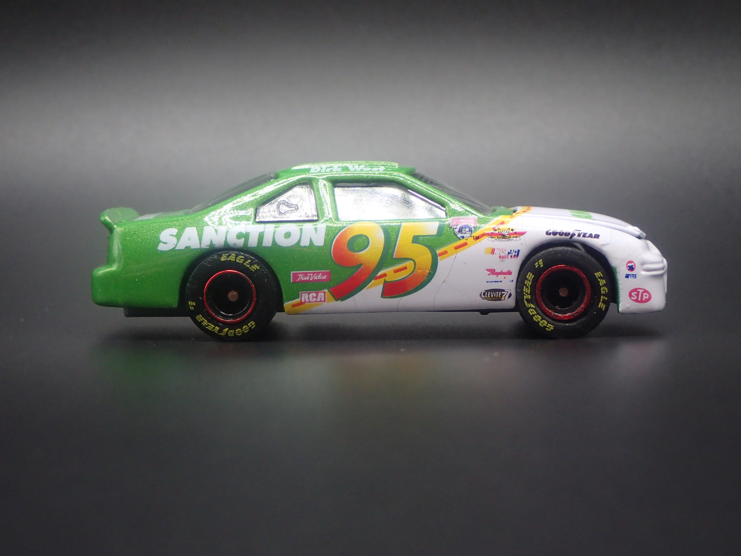 1998 98 FORD TAURUS 95 DIRK WEST NASCAR 1:64 SCALE DIORAMA DIECAST MODEL CAR