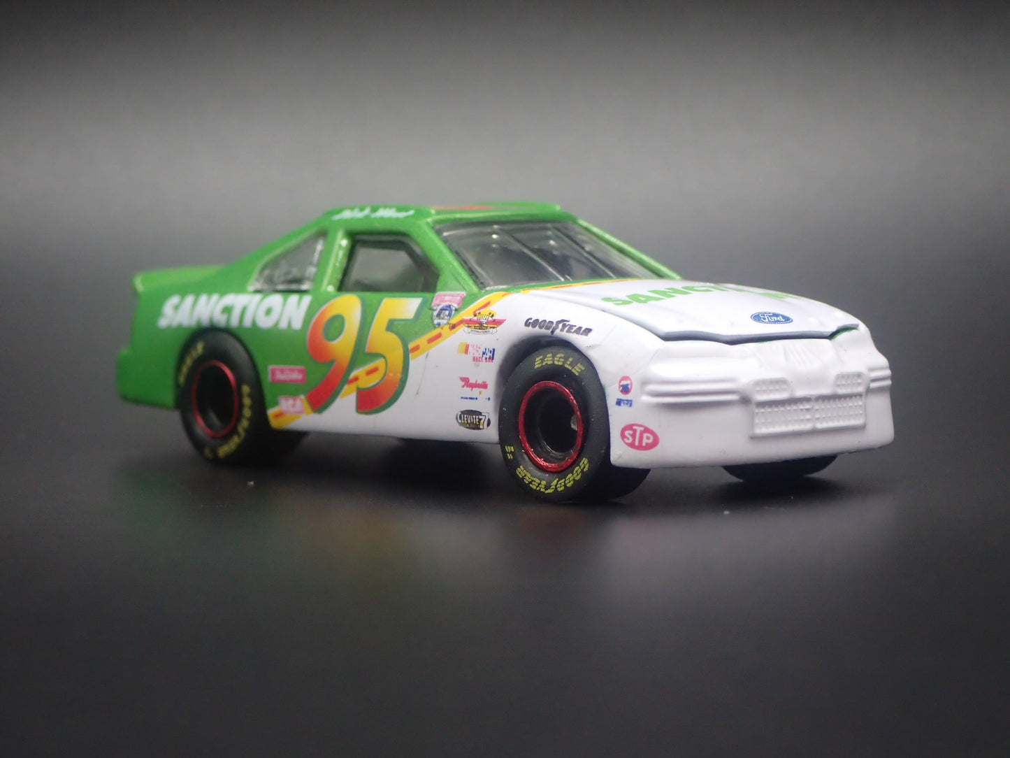 1998 98 FORD TAURUS 95 DIRK WEST NASCAR 1:64 SCALE DIORAMA DIECAST MODEL CAR