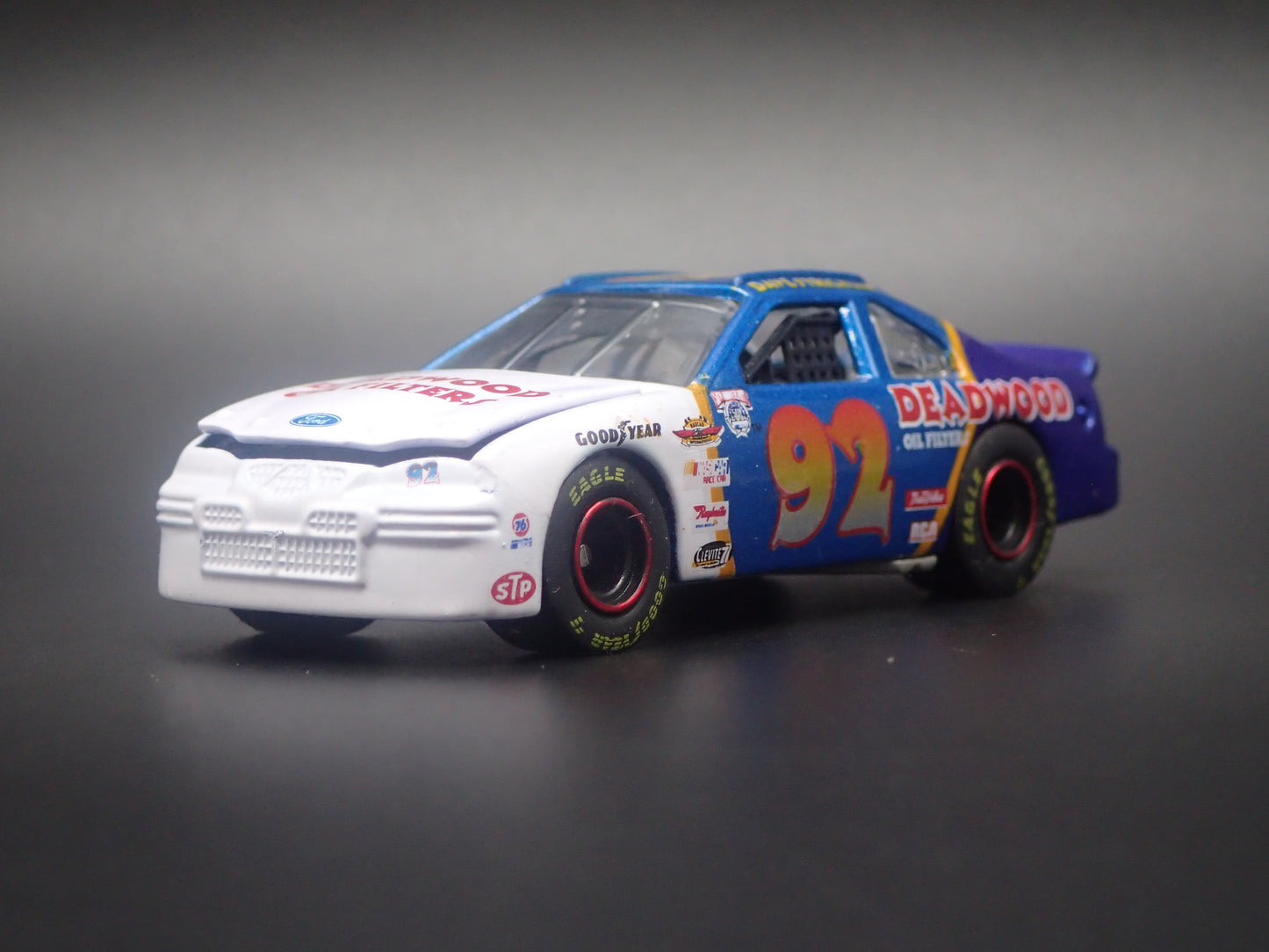 1998 98 FORD TAURUS 92 DAVE STRICKLIN NASCAR 1:64 SCALE DIORAMA DIECAST MODEL CAR