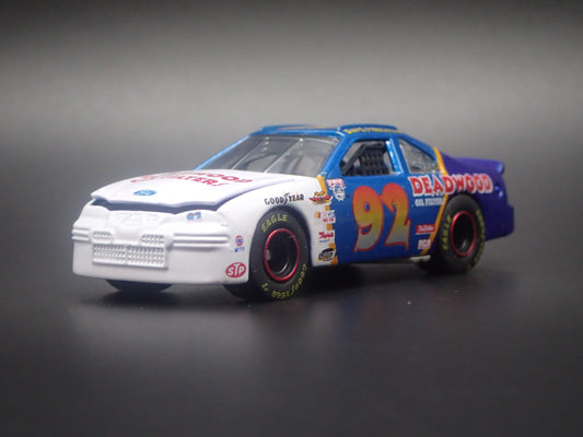 1998 98 FORD TAURUS 92 DAVE STRICKLIN NASCAR 1:64 SCALE DIORAMA DIECAST MODEL CAR