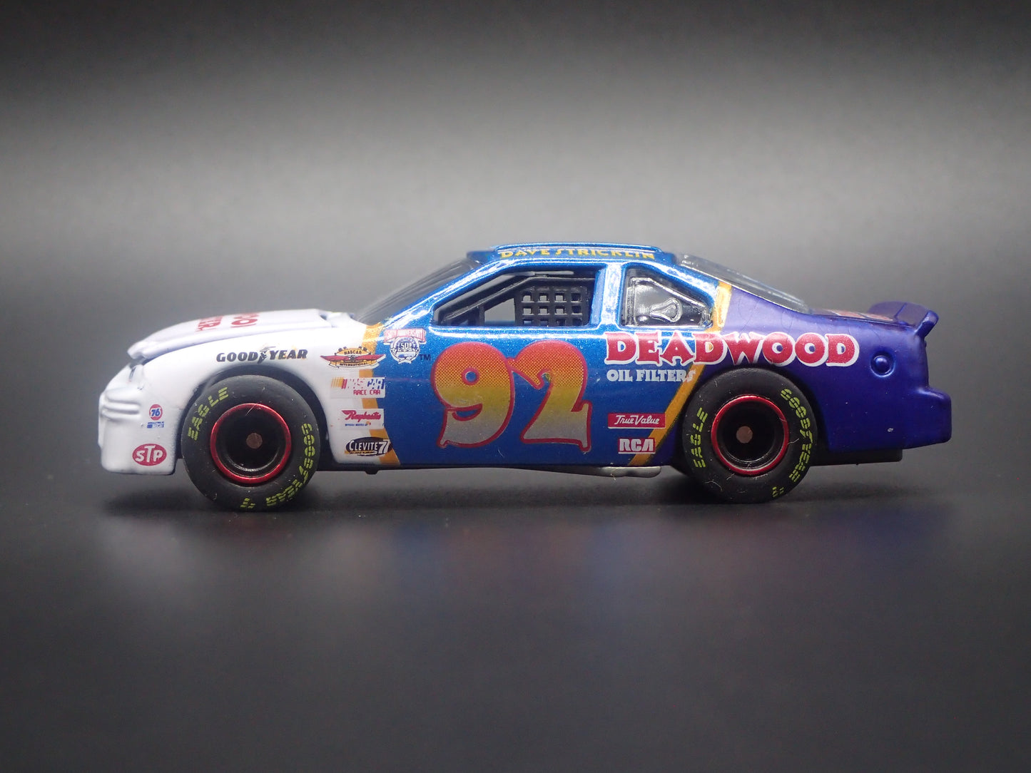 1998 98 FORD TAURUS 92 DAVE STRICKLIN NASCAR 1:64 SCALE DIORAMA DIECAST MODEL CAR