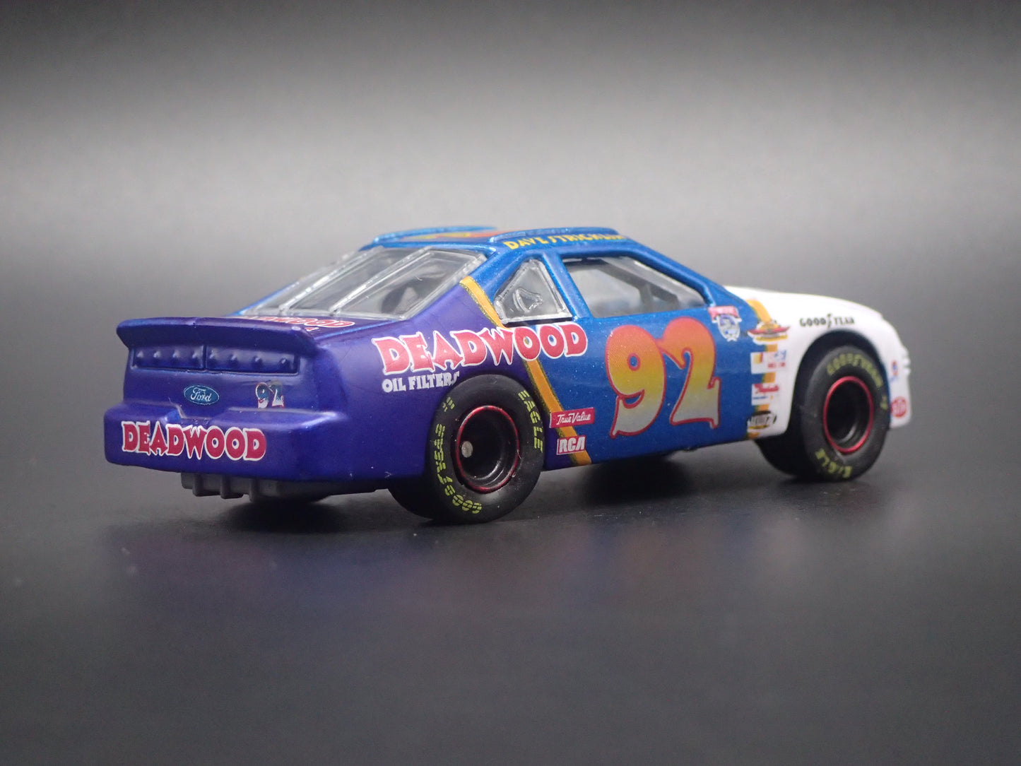 1998 98 FORD TAURUS 92 DAVE STRICKLIN NASCAR 1:64 SCALE DIORAMA DIECAST MODEL CAR
